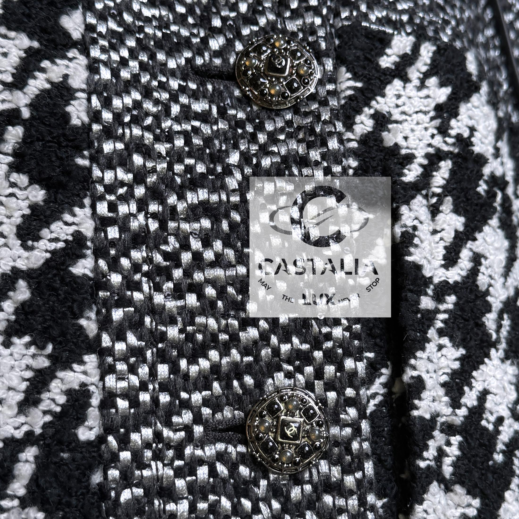 CHANEL 11K$ Rare Parka en tweed croisé avec boutons Gripoix en vente 3