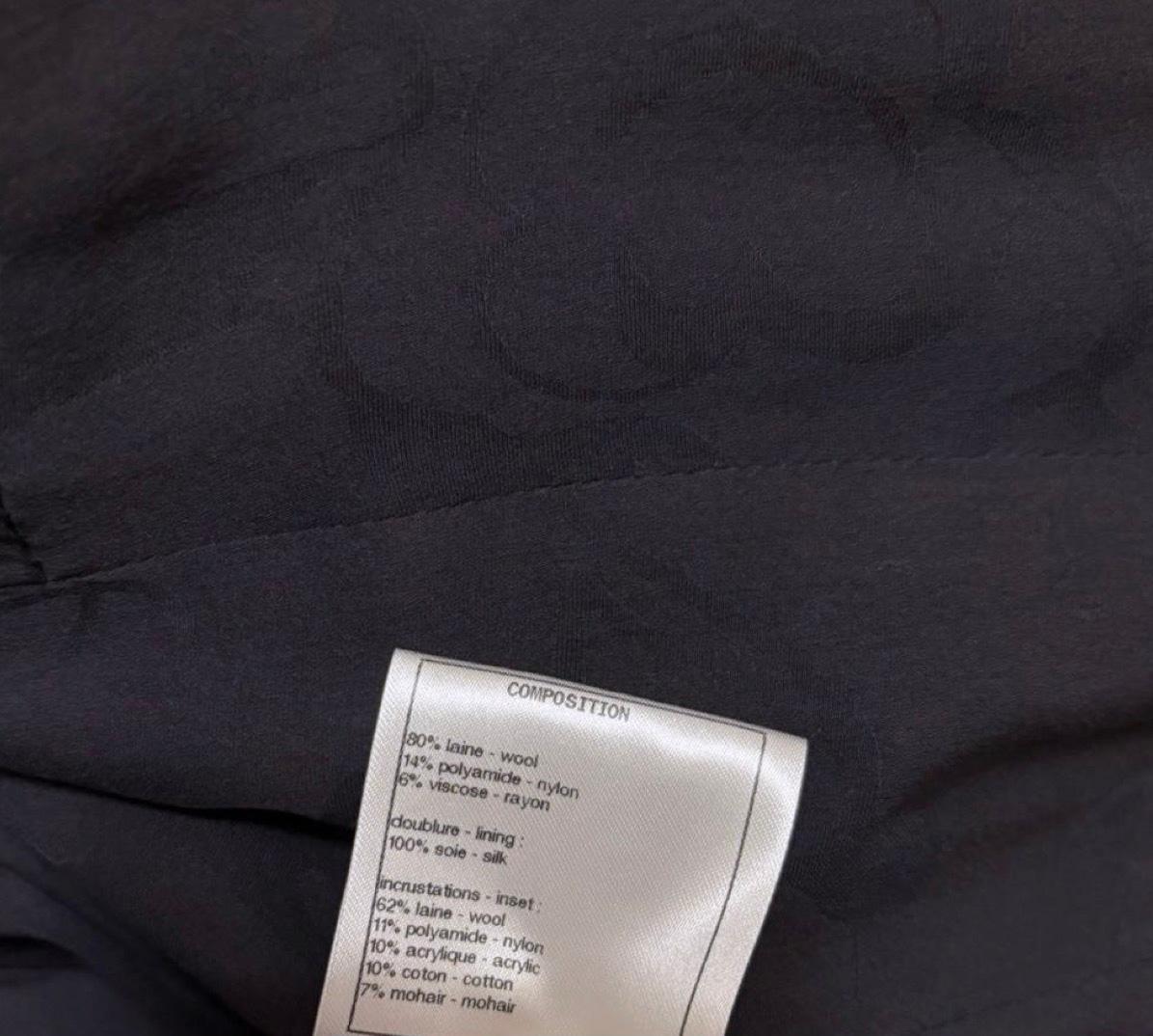 CHANEL 11K$ Abrigo de tweed con cinturón con logotipo CC 40 FR en venta 5