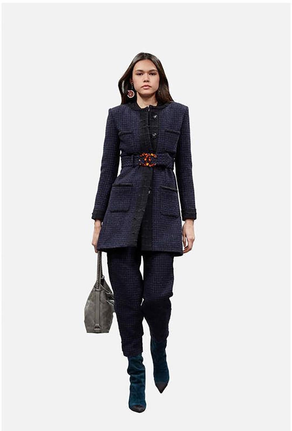 CHANEL 11K$ Abrigo de tweed con cinturón con logotipo CC 40 FR Negro en venta