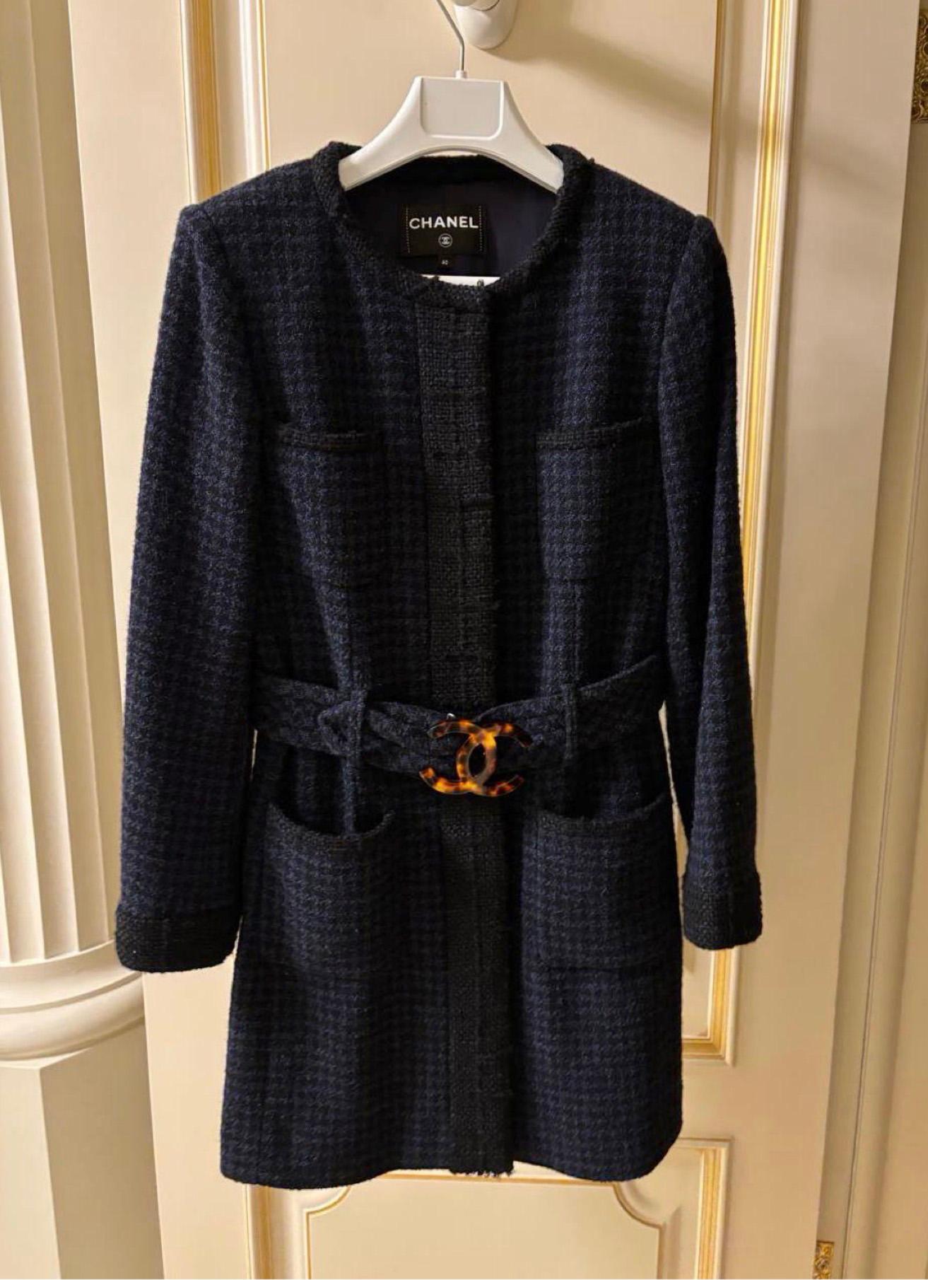 CHANEL 11K$ Abrigo de tweed con cinturón con logotipo CC 40 FR en Excelente estado para la venta en Dubai, AE