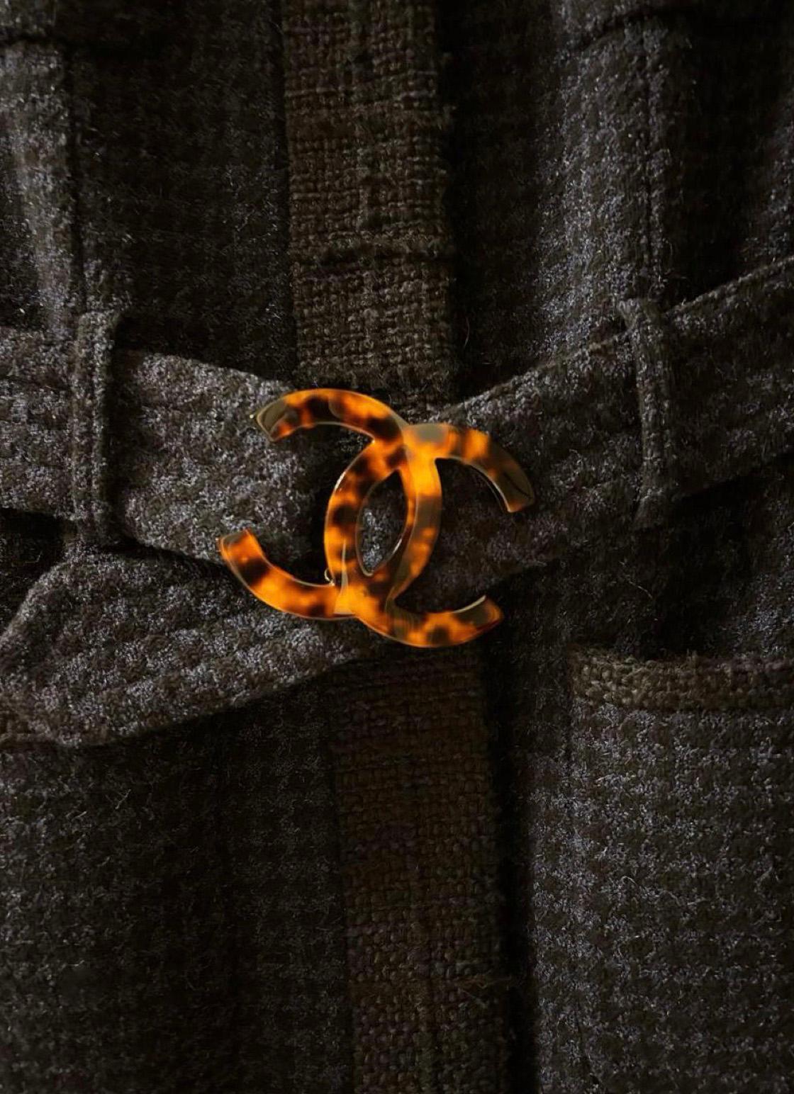 CHANEL 11K$ Abrigo de tweed con cinturón con logotipo CC 40 FR en venta 1