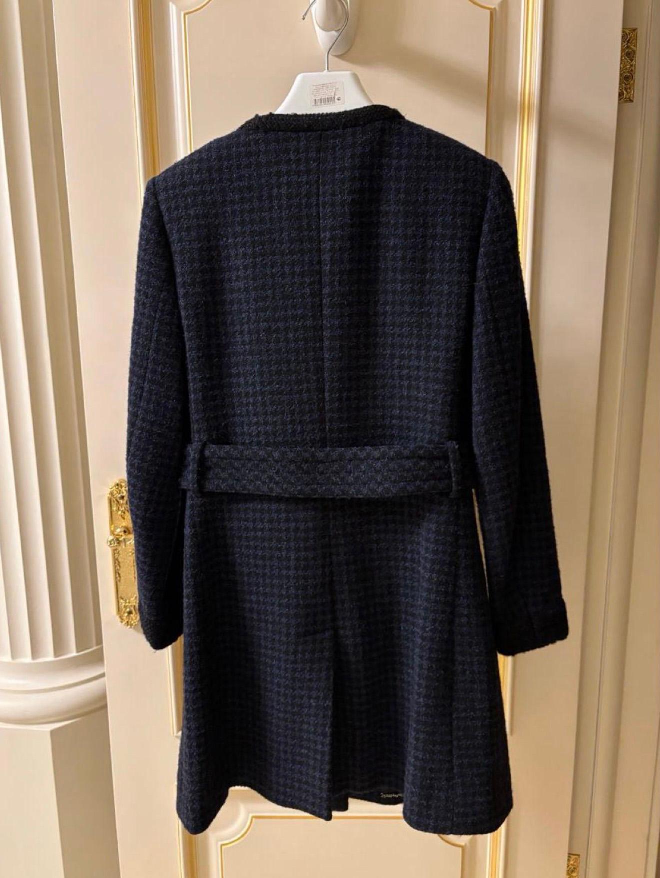 CHANEL 11K$ Abrigo de tweed con cinturón con logotipo CC 40 FR en venta 2