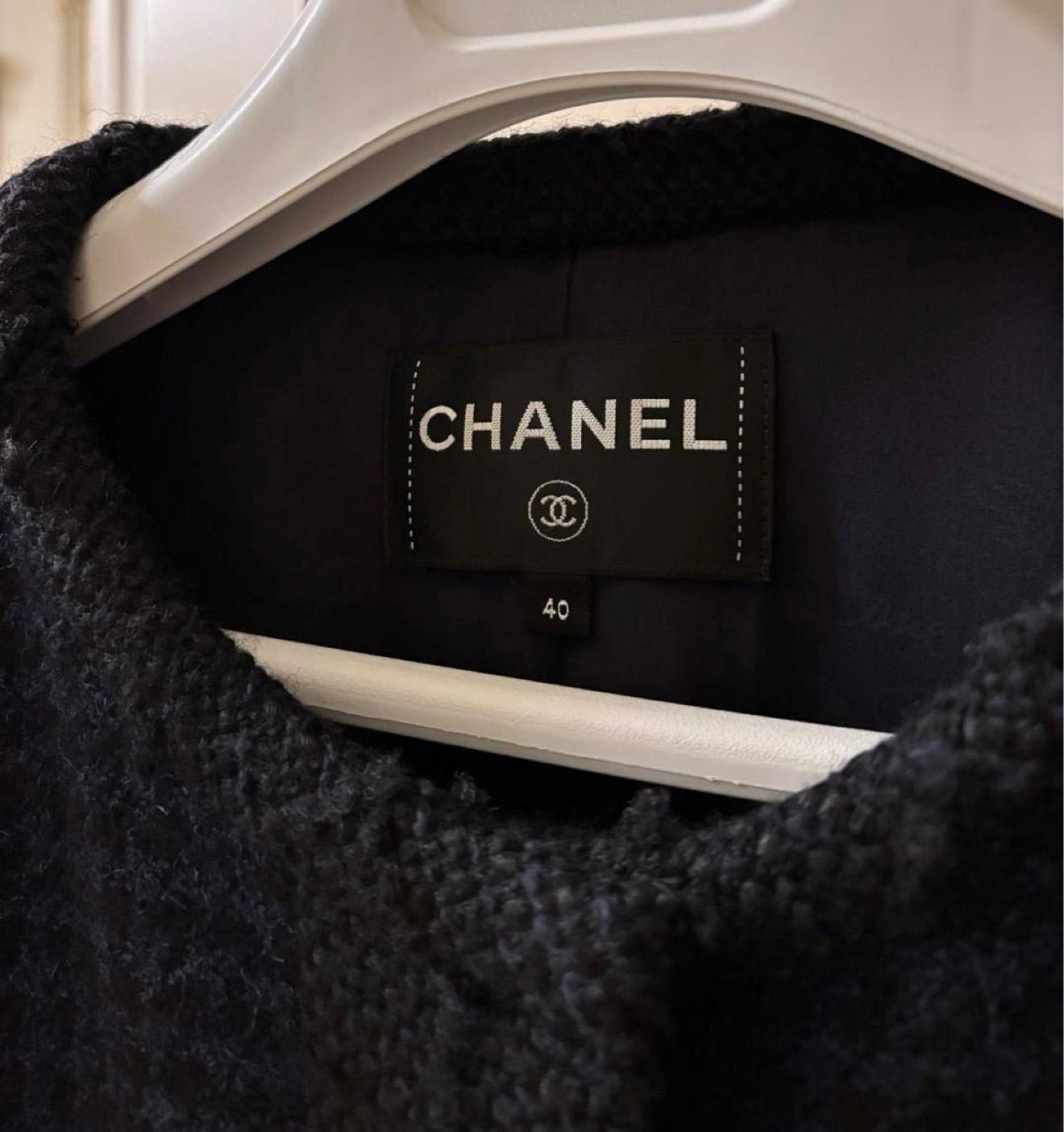 CHANEL 11K$ Abrigo de tweed con cinturón con logotipo CC 40 FR en venta 3