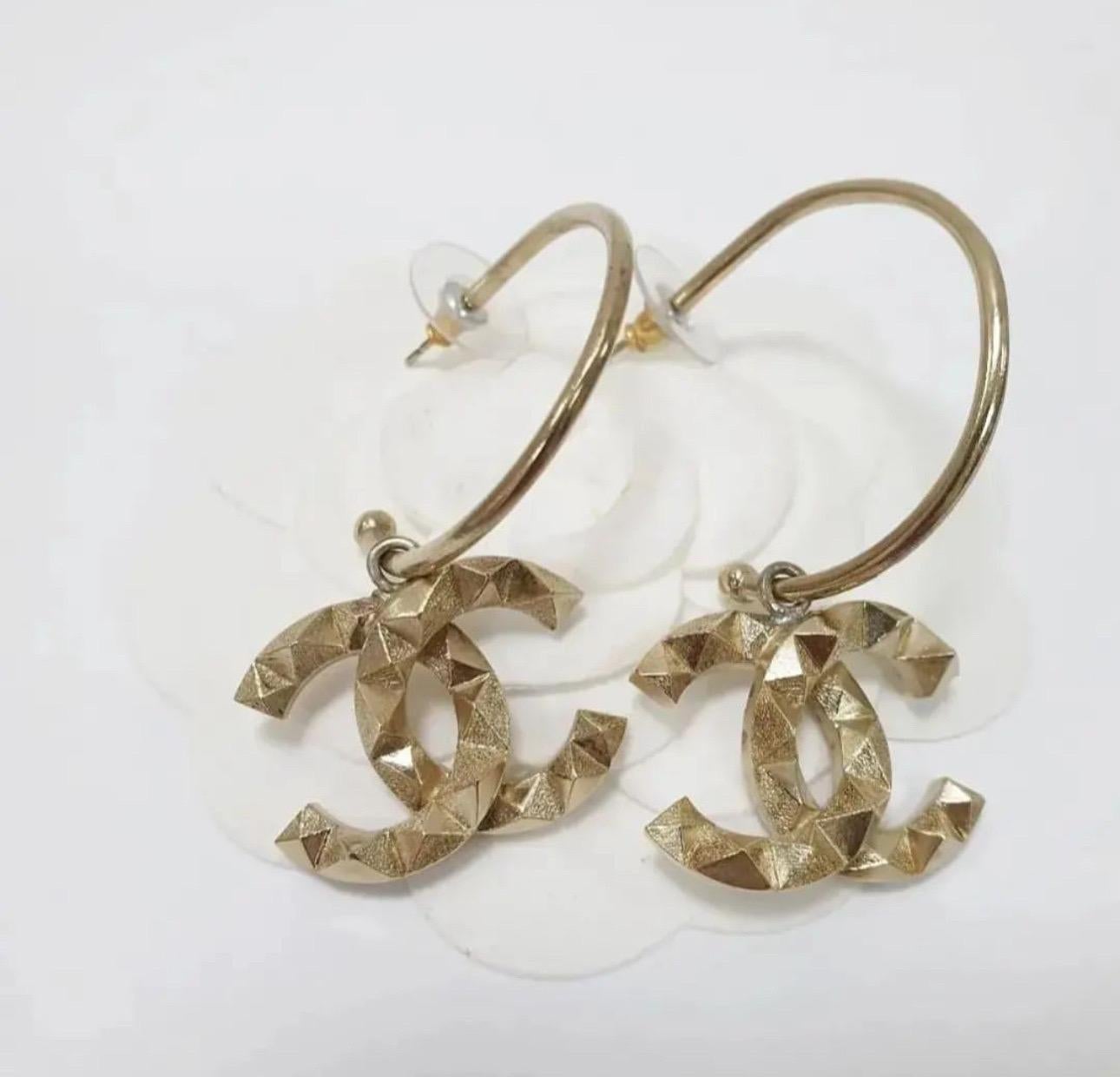 Chanel 12A CC logo drop hoop Earrings In Good Condition For Sale In Krakow, PL