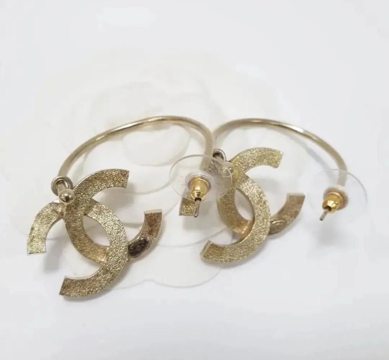 Women's Chanel 12A CC logo drop hoop Earrings For Sale