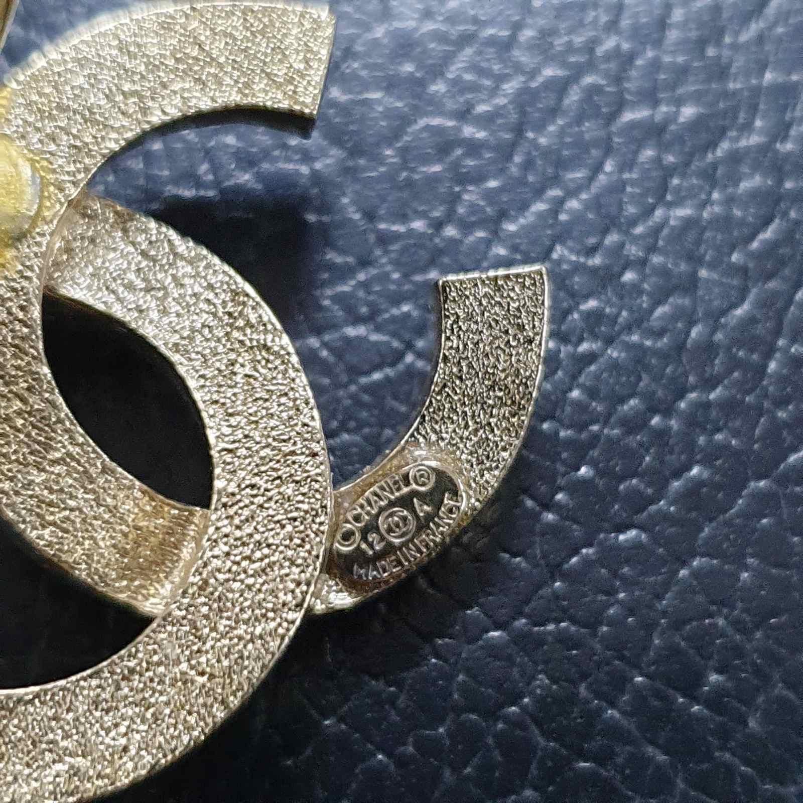 Boucles d'oreilles Chanel 12A CC avec logo en vente 2