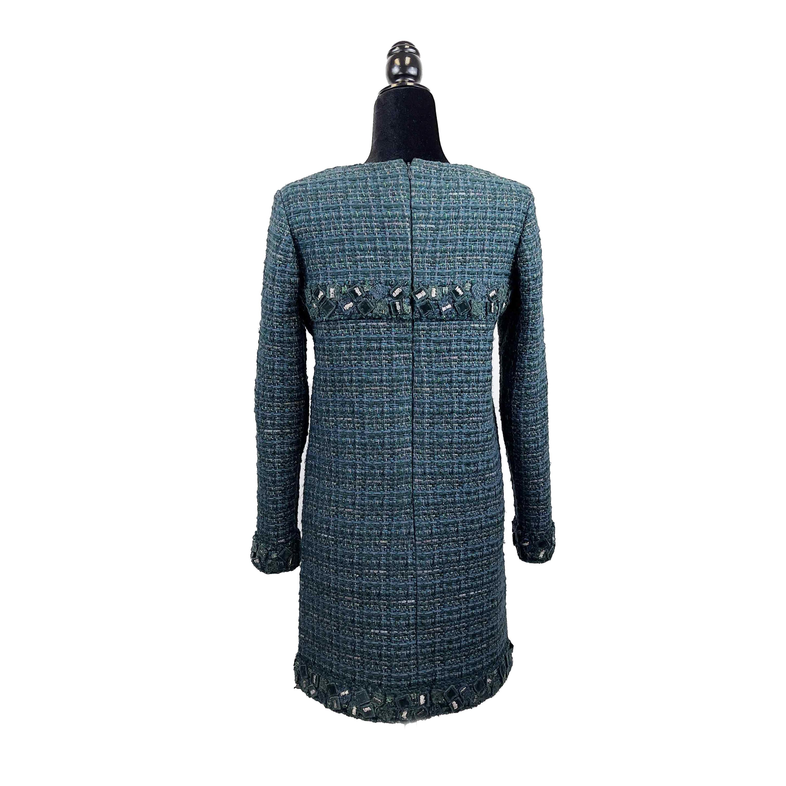 CHANEL - 12A Green Fantasy Lesage Tweed Dress Metallic Thread - FR 42 US 10

Description

From Karl Lagerfield's Chanel's 2012 Autumn Collection
Chanel Lesage  Runway Fantasy Tweed Dress
Concealed zip closure at center back
long sleeves
Sleeve on
