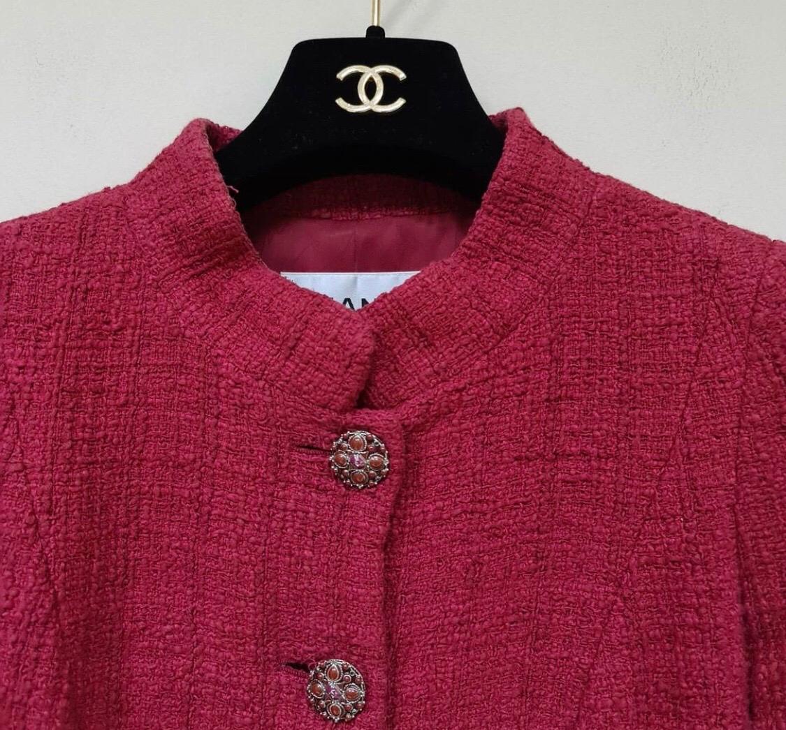 Collection Chanel Paris-Bombay
Chanel blazer est in red cotton. 
The lining is in monogram silk. I
It is decorated with Gripoix buttons with CC Logo.
Sz.36
Very good condition.

For buyers from EU we can provide shipping from Poland. Please demand