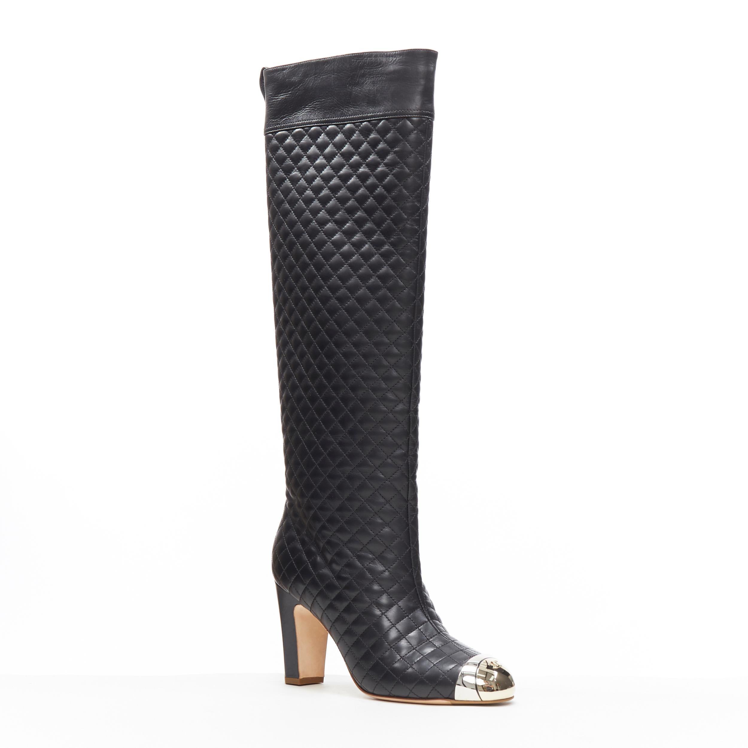 CHANEL 12C negro diamante acolchado de cuero metal CC puntera rodilla bota alta EU38
Marca: Chanel
Diseñador: Karl Lagerfeld
Nombre del modelo / Estilo: Bota acolchada
Material: Piel
Color: Negro
Patrón: Sólido
Cierre: Tira de él
Detalle extra: