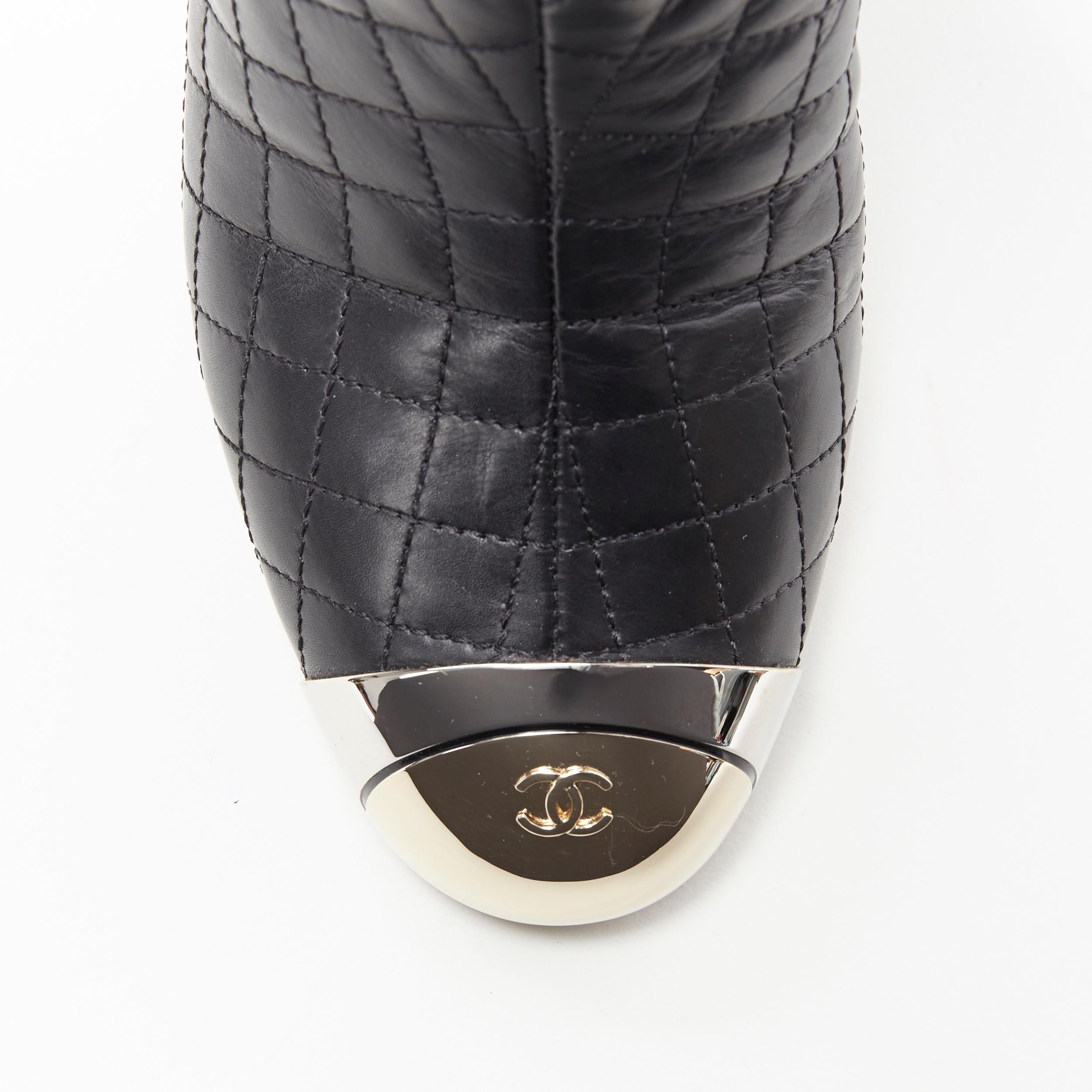 CHANEL 12C negro diamante acolchado de cuero metal CC puntera rodilla bota alta EU38 2