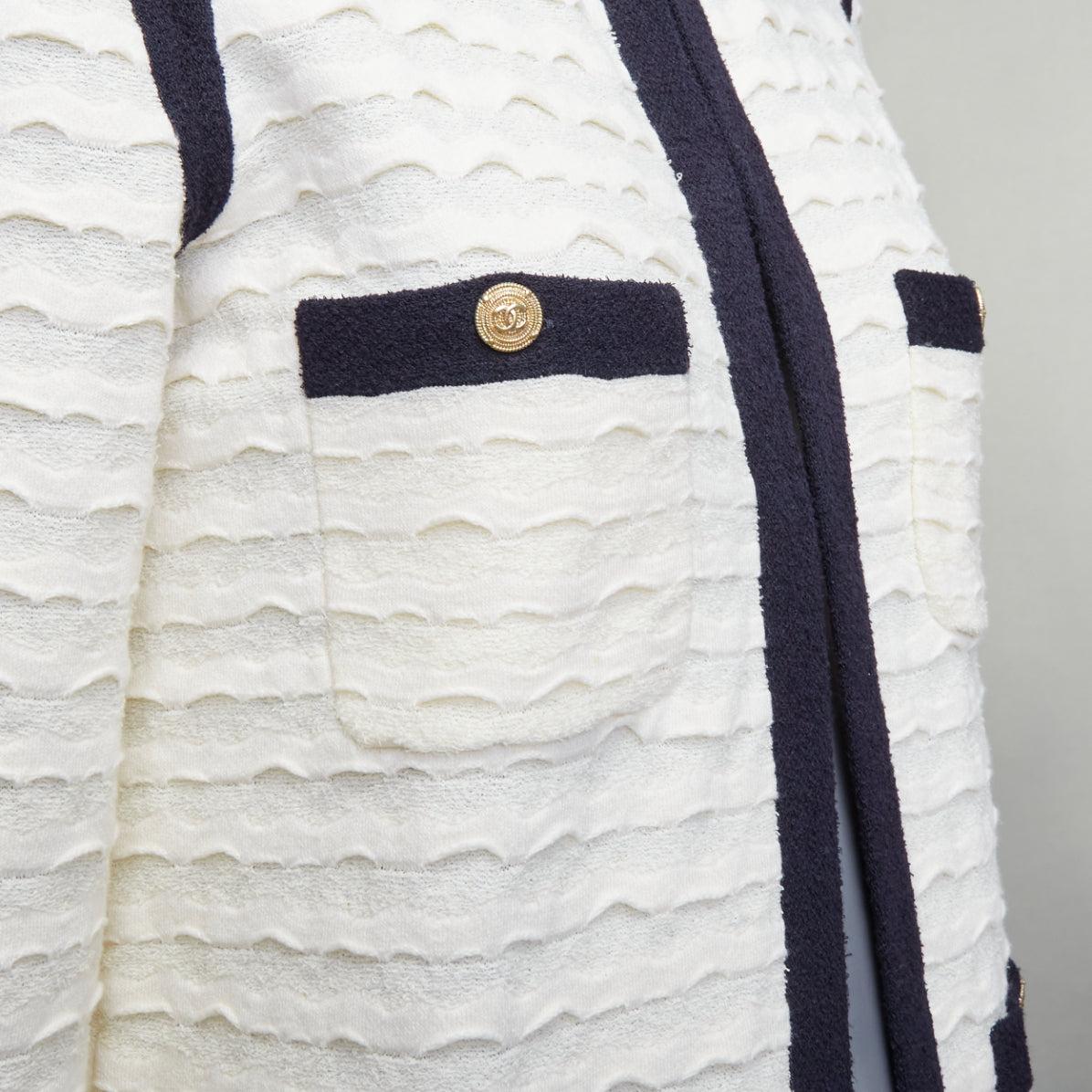 CHANEL 12C ivory black cotton cashmere gold CC 4 pocket cardigan jacket FR36 S
Reference: TGAS/D01159
Brand: Chanel
Designer: Karl Lagerfeld
Collection: 12C
Material: Cotton, Blend
Color: Cream, Black
Pattern: Solid
Closure: Hook & Bar
Extra