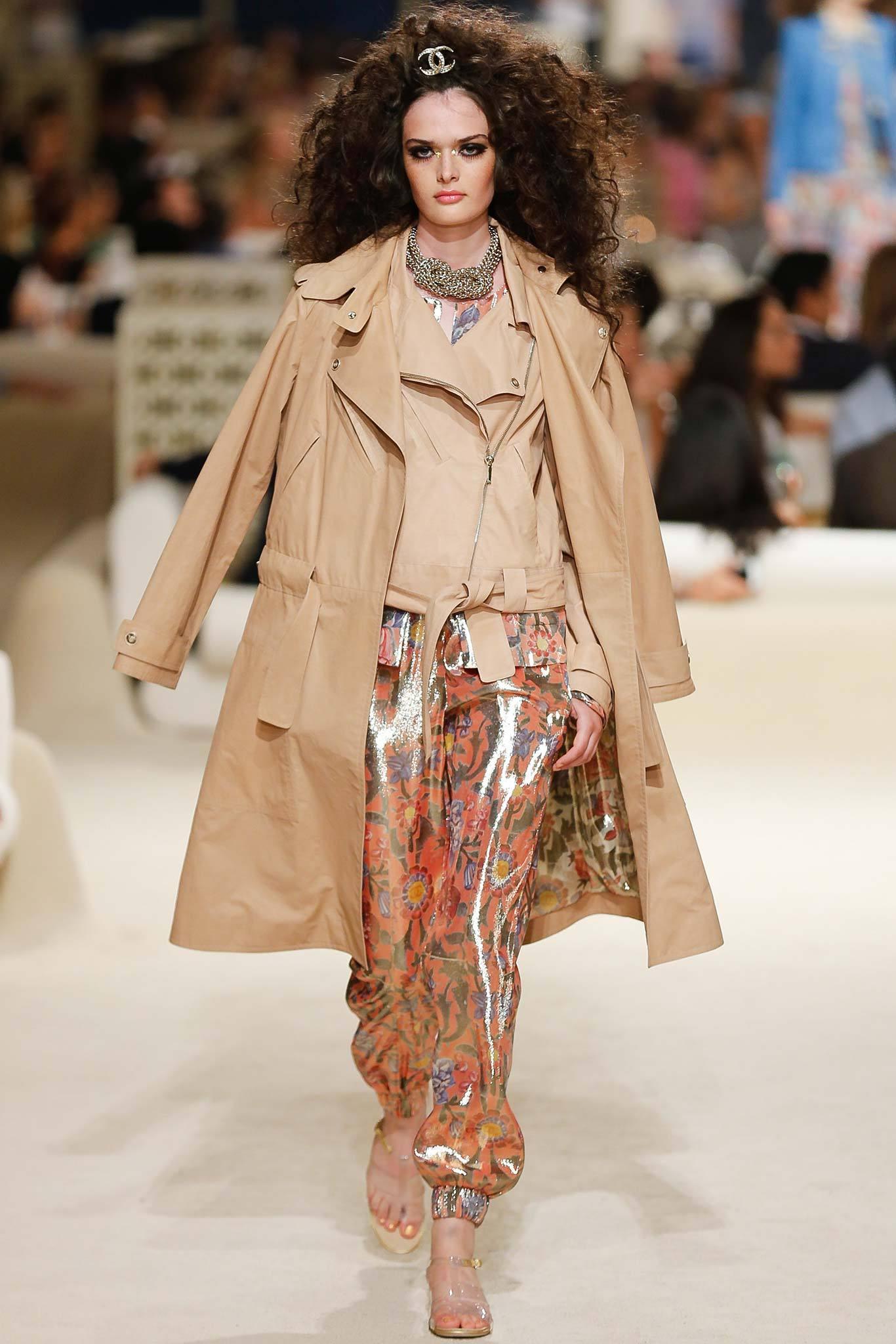 Le prix en boutique était de 11 800 $.
Magnifique veste de motard Chanel en cuir beige avec doublure en taffetas de soie chef-d'œuvre -- de la collection Catwalk of Paris / DUBAI Cruise par Karl Lagerfeld
- Boutons et fermetures éclair portant le