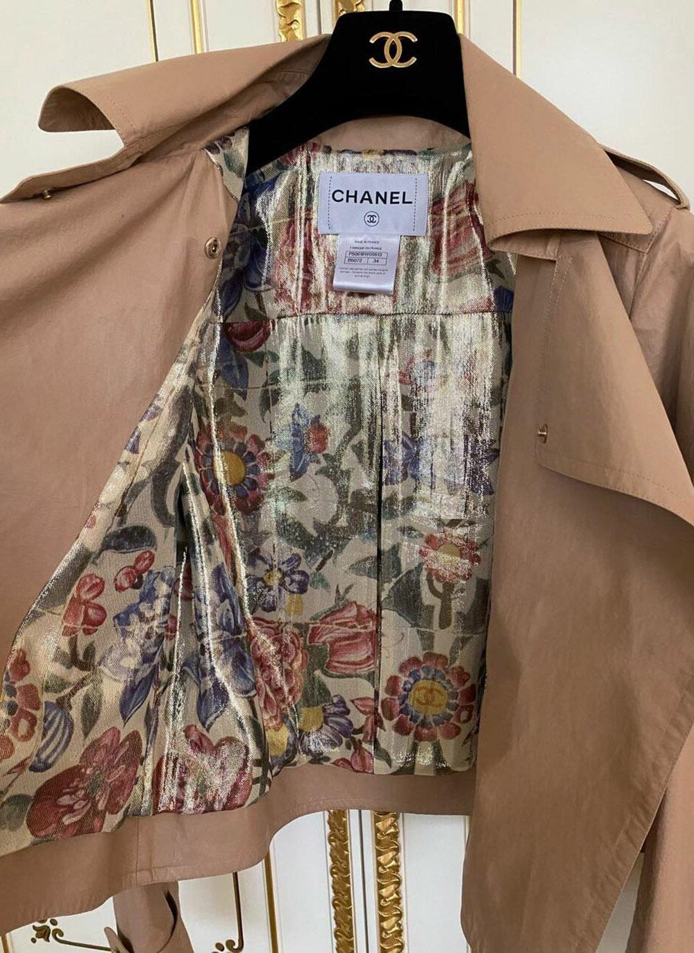 Veste motard Chanel 12K$ en cuir et taffetas beige Excellent état - En vente à Dubai, AE