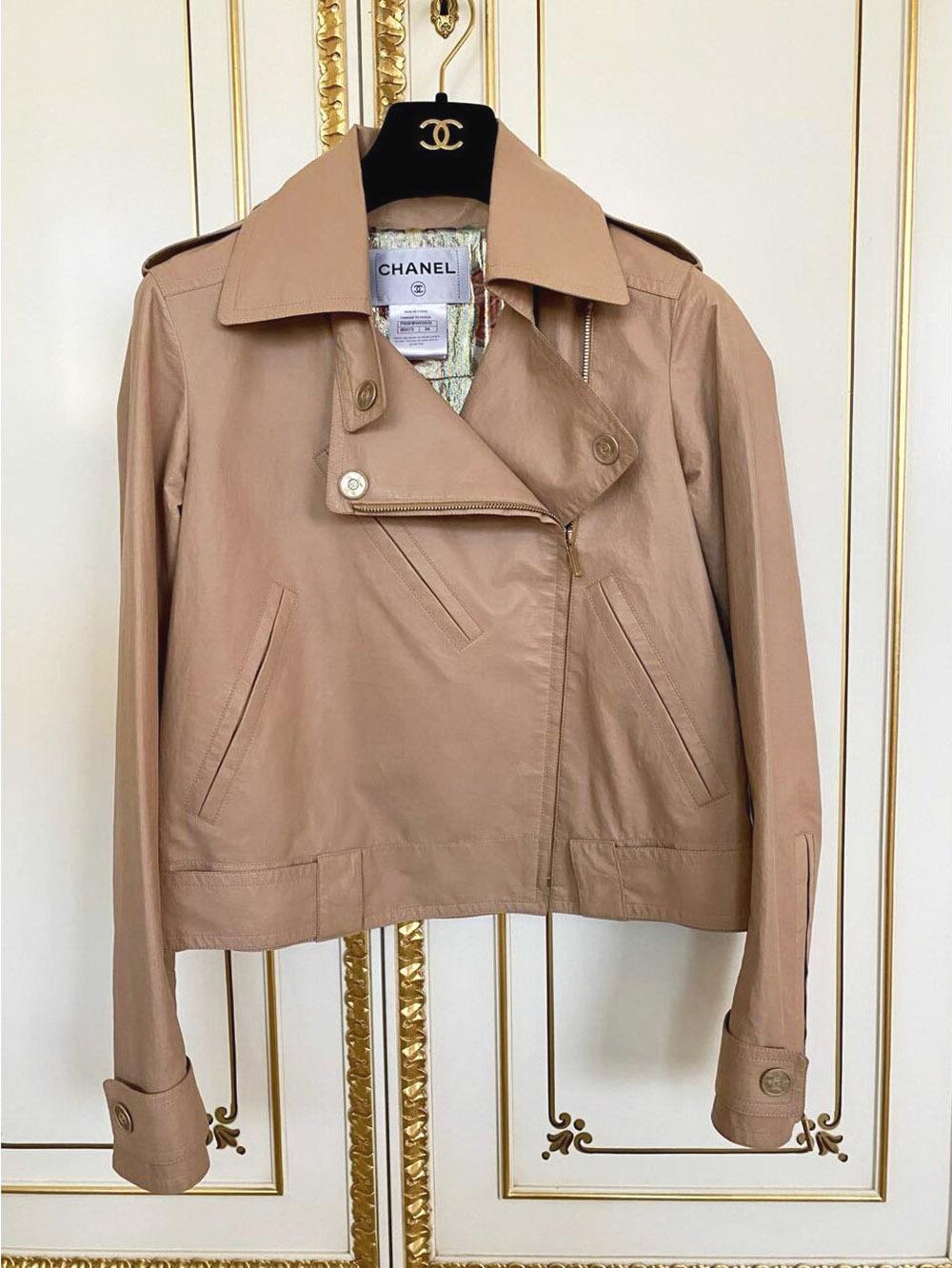 Veste motard Chanel 12K$ en cuir et taffetas beige Unisexe en vente