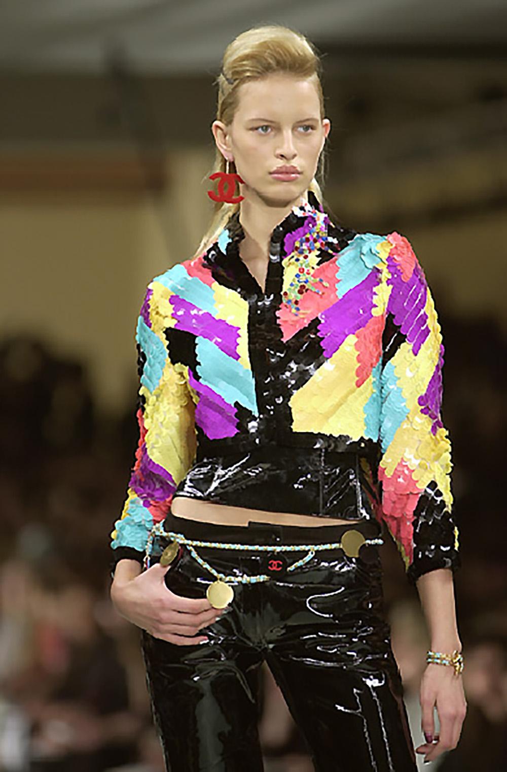 Chanel - Rara giacca di paillettes multicolore da collezione
- La passerella della collezione Autunno 2001 di Karl Lagerfeld -
// Valore della boutique: oltre 13.000 dollari 
/ Un tesoro da museo //

~ Una reliquia dell'inizio del millennio, quando