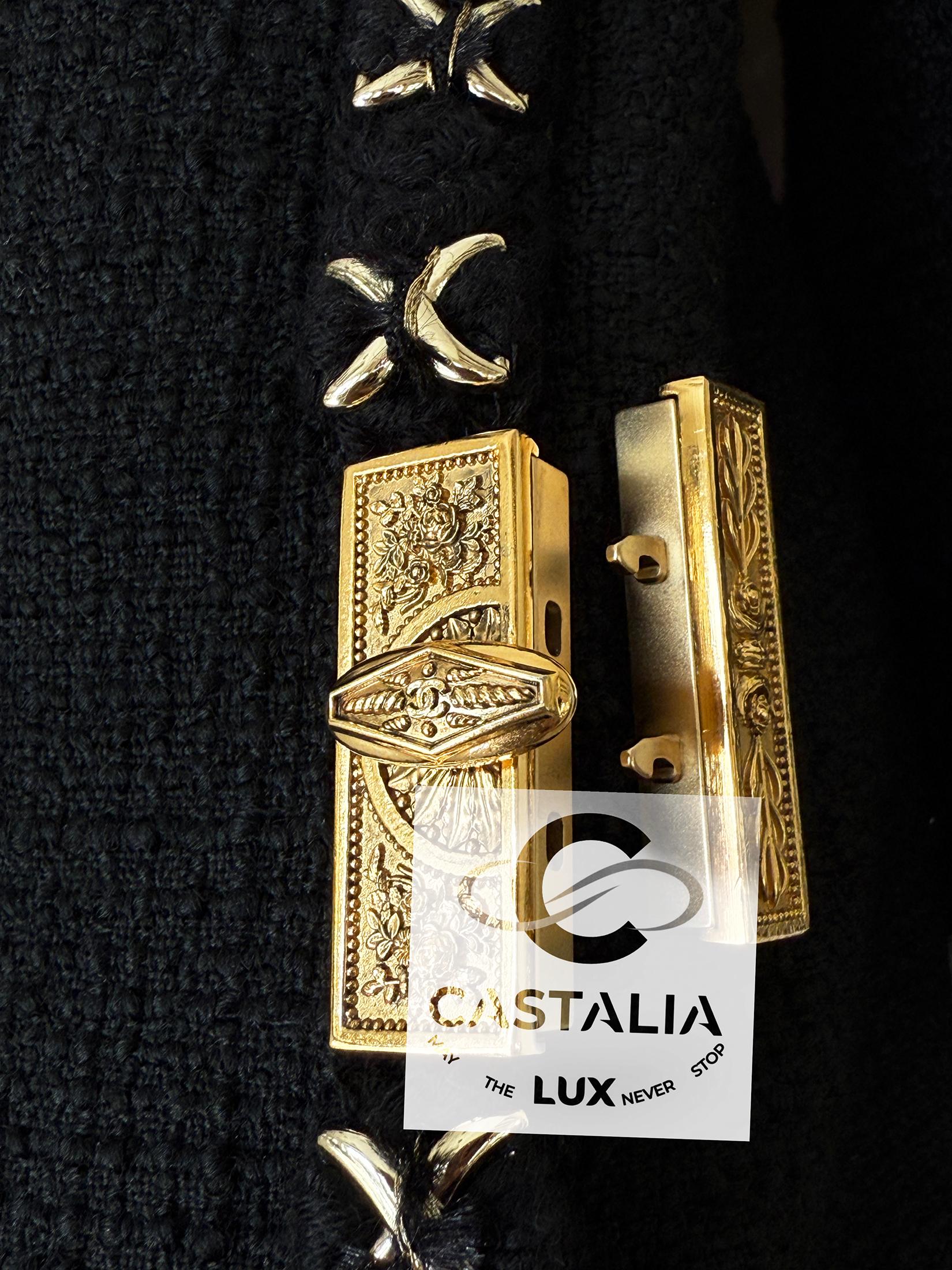 Chanel 12K$ Iconic Paris / Cosmopolite Giacca in tweed nero 44 FR in vendita 5