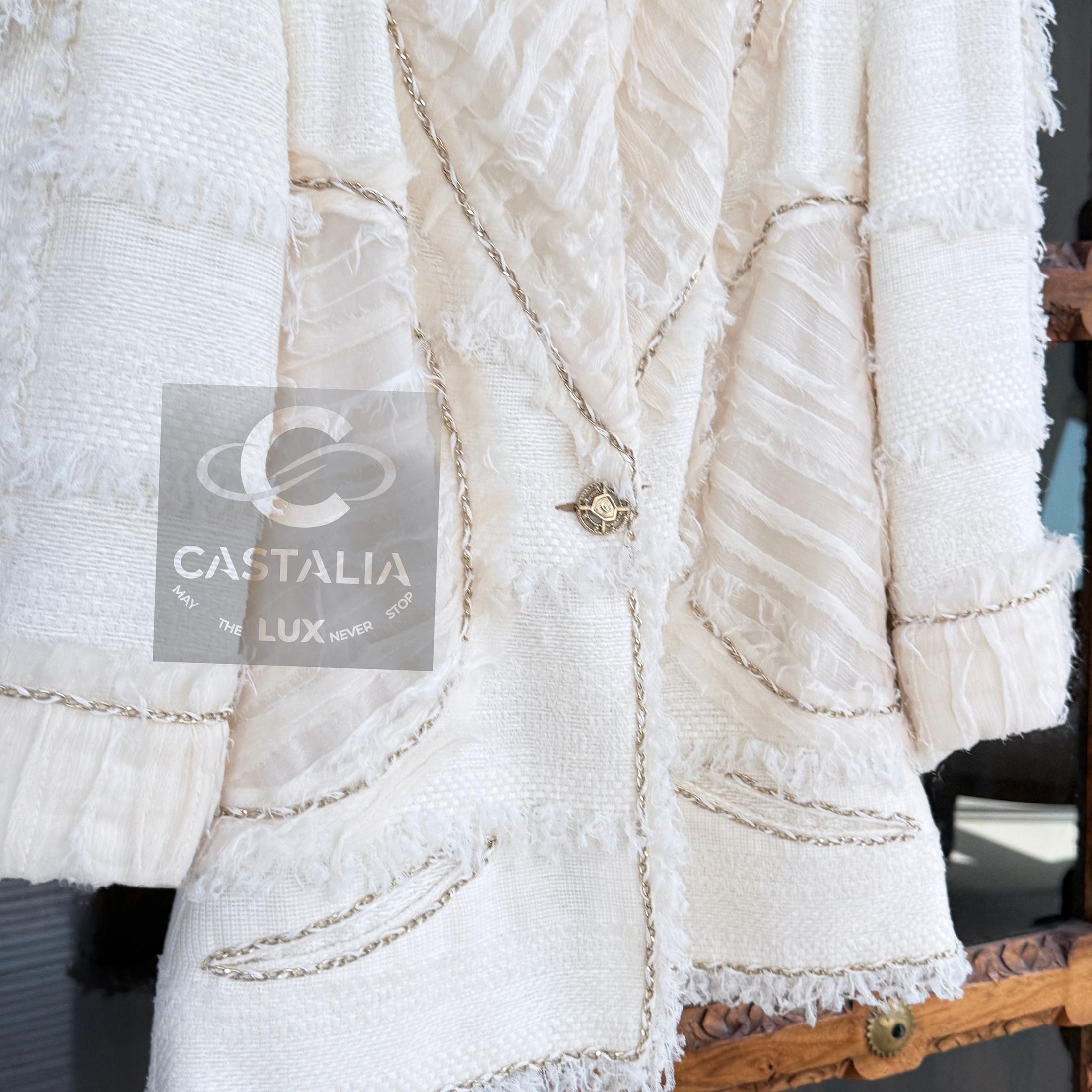 CHANEL 12K$ Museum Rare Chain Trim Ecru Tweed Jacket 40 FR en vente 5