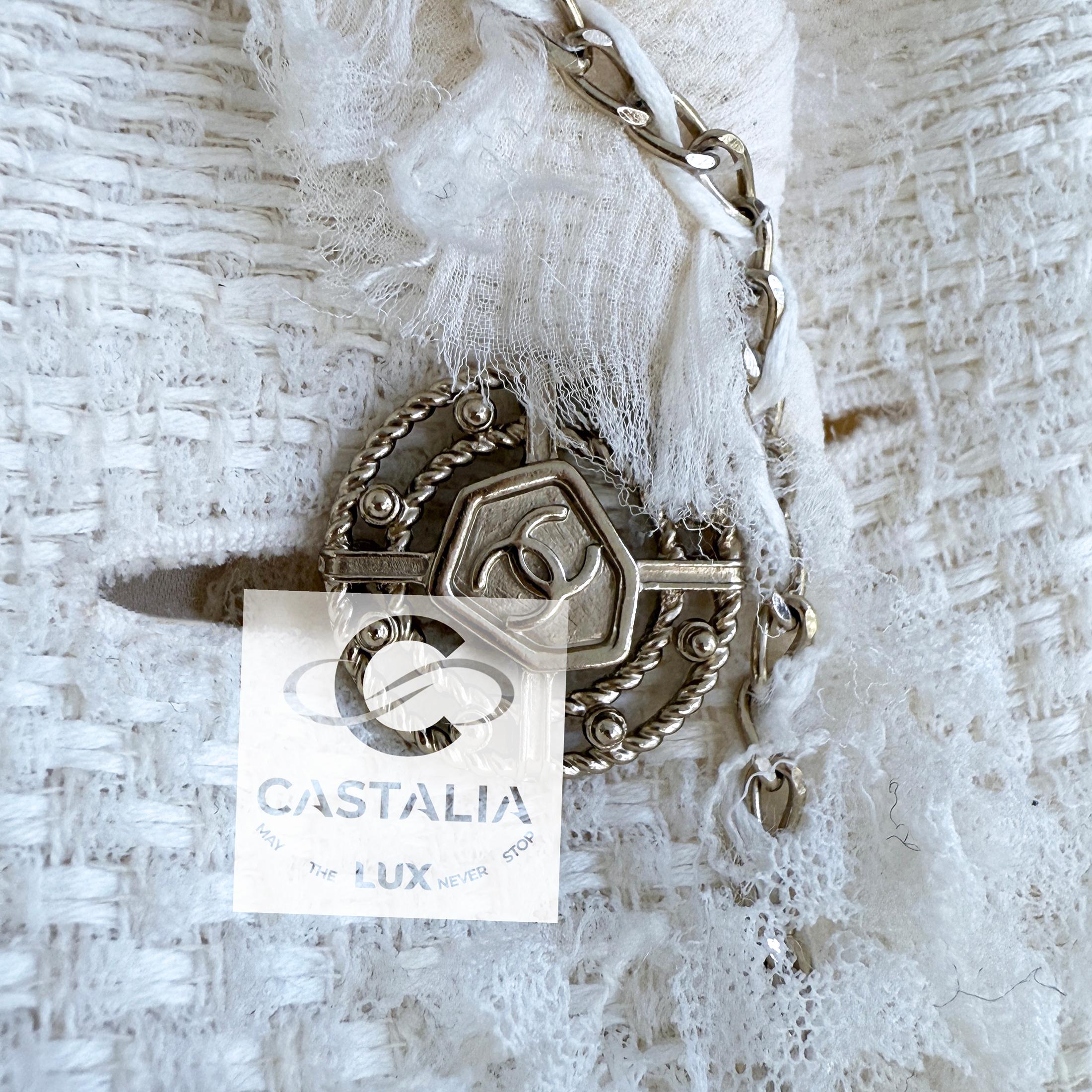 CHANEL 12K$ Museum Rare Chain Trim Ecru Tweed Jacket 40 FR en vente 6