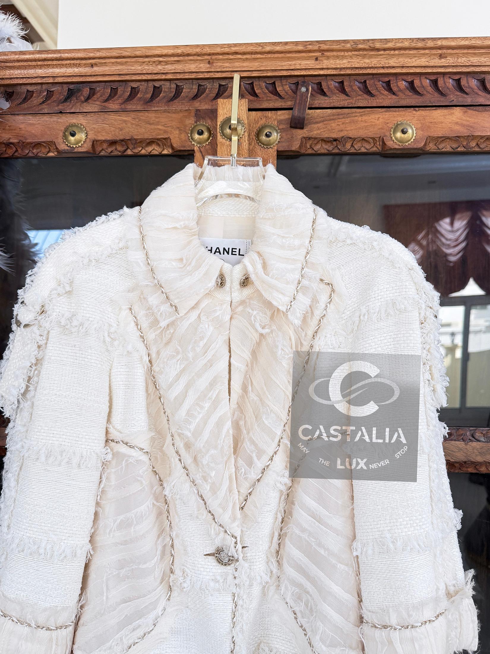 CHANEL 12K$ Museum Rare Chain Trim Ecru Tweed Jacket 40 FR en vente 8