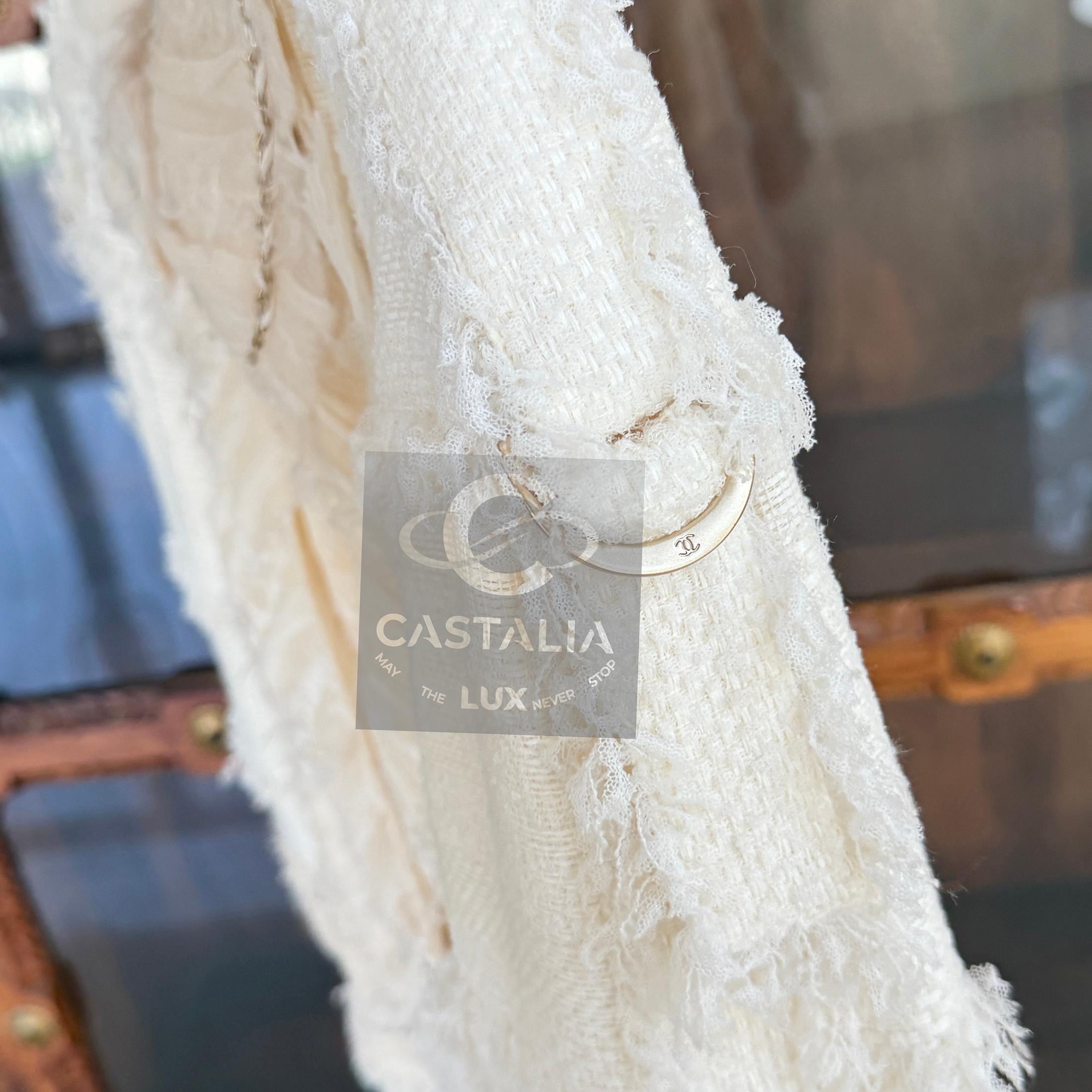 CHANEL 12K$ Museum Rare Chain Trim Ecru Tweed Jacket 40 FR en vente 9