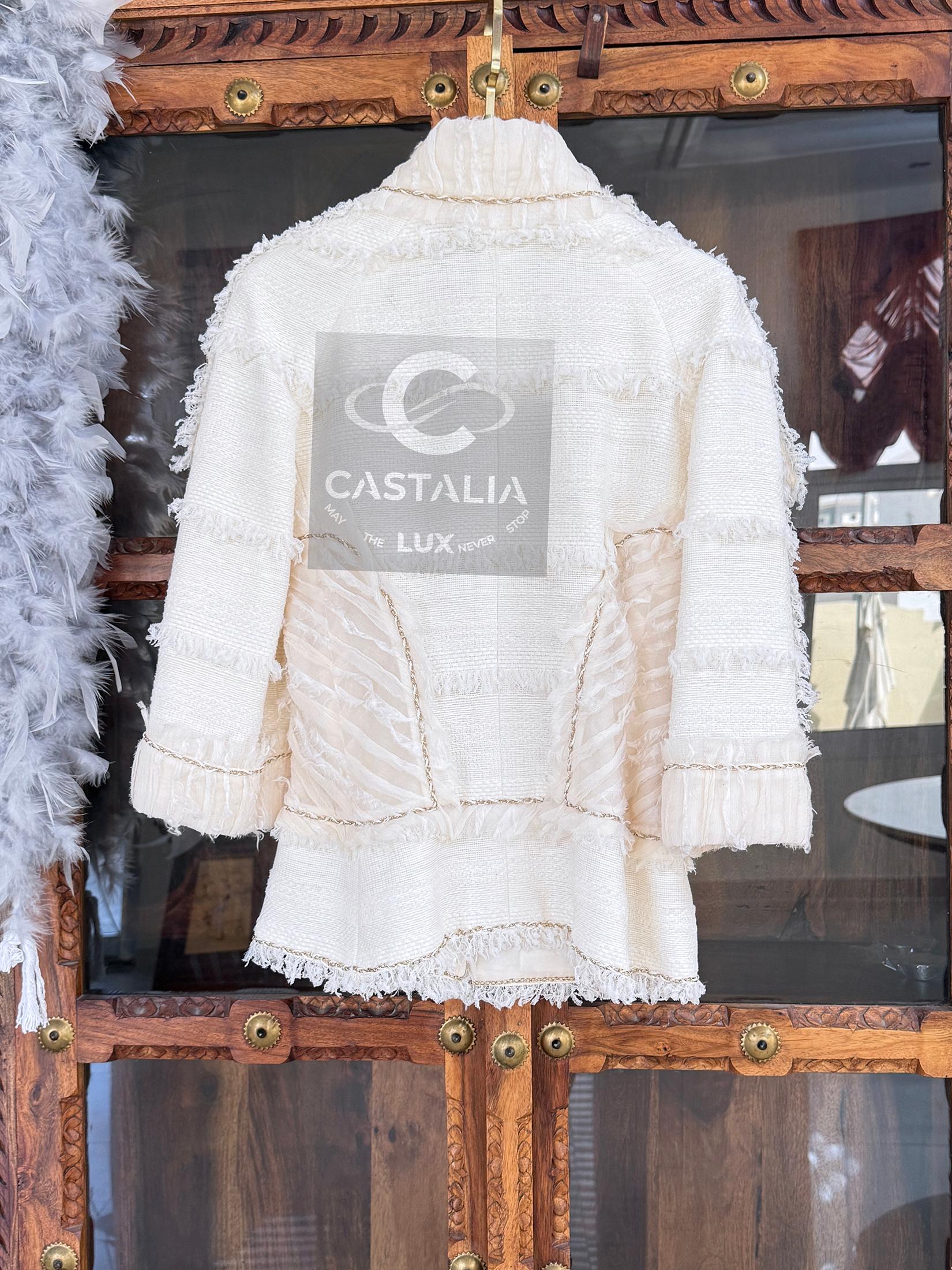 CHANEL 12K$ Museum Rare Chain Trim Ecru Tweed Jacket 40 FR en vente 11