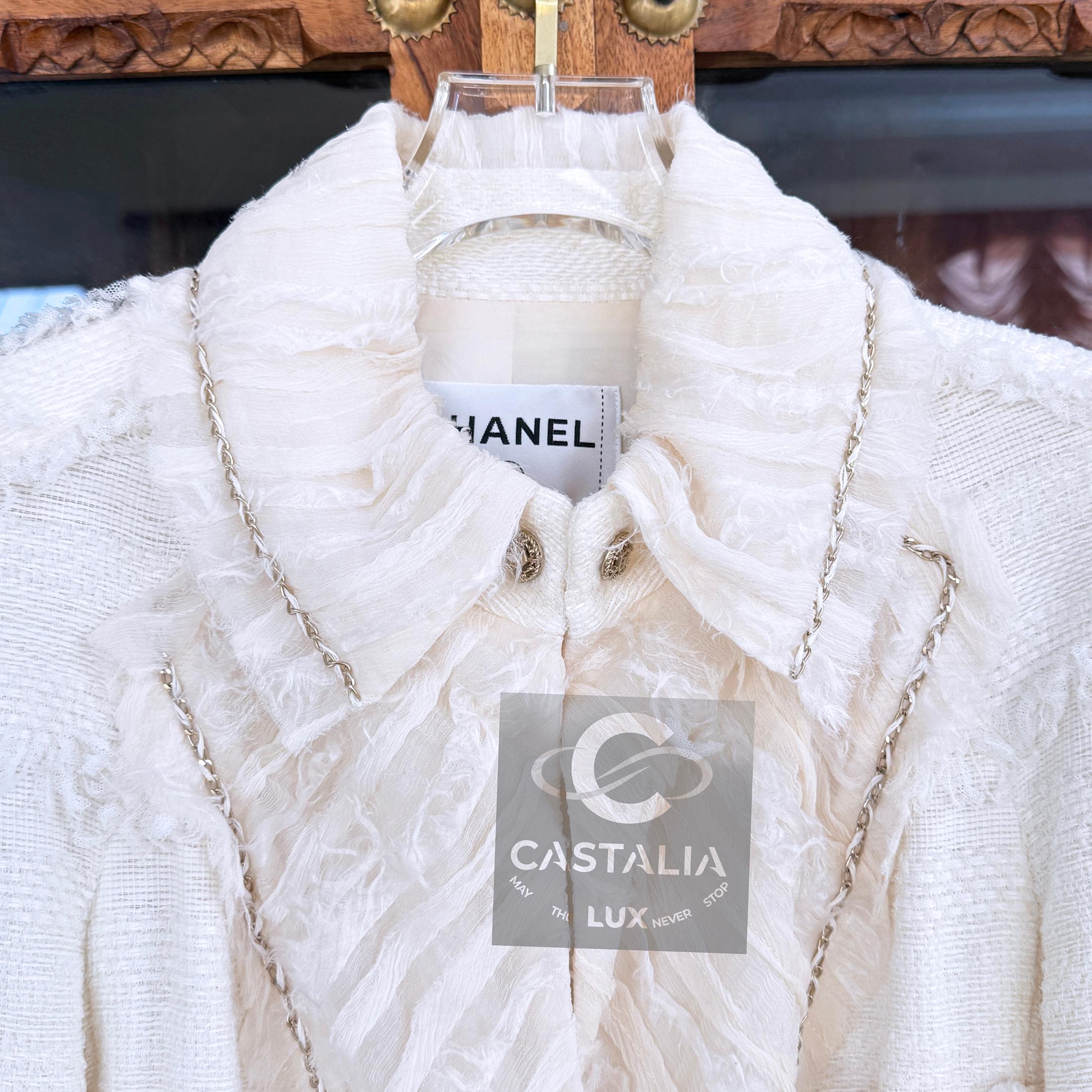 CHANEL 12K$ Museum Rare Chain Trim Ecru Tweed Jacket 40 FR en vente 12