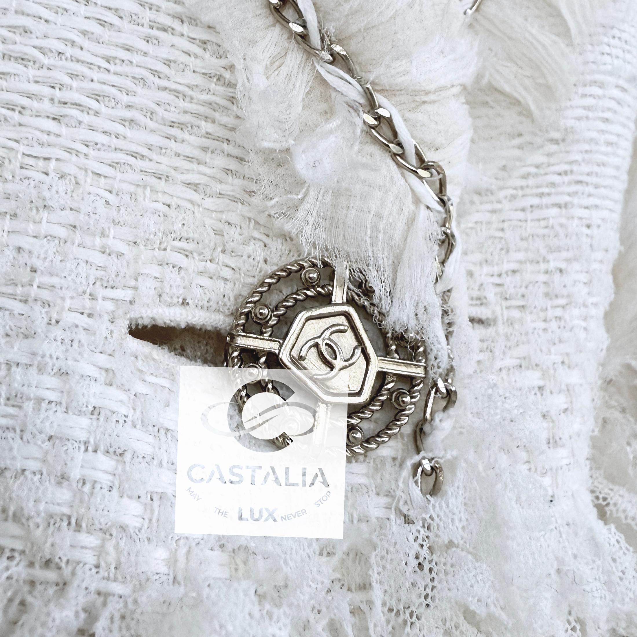 CHANEL 12K$ Museum Rare Chain Trim Ecru Tweed Jacket 40 FR en vente 13