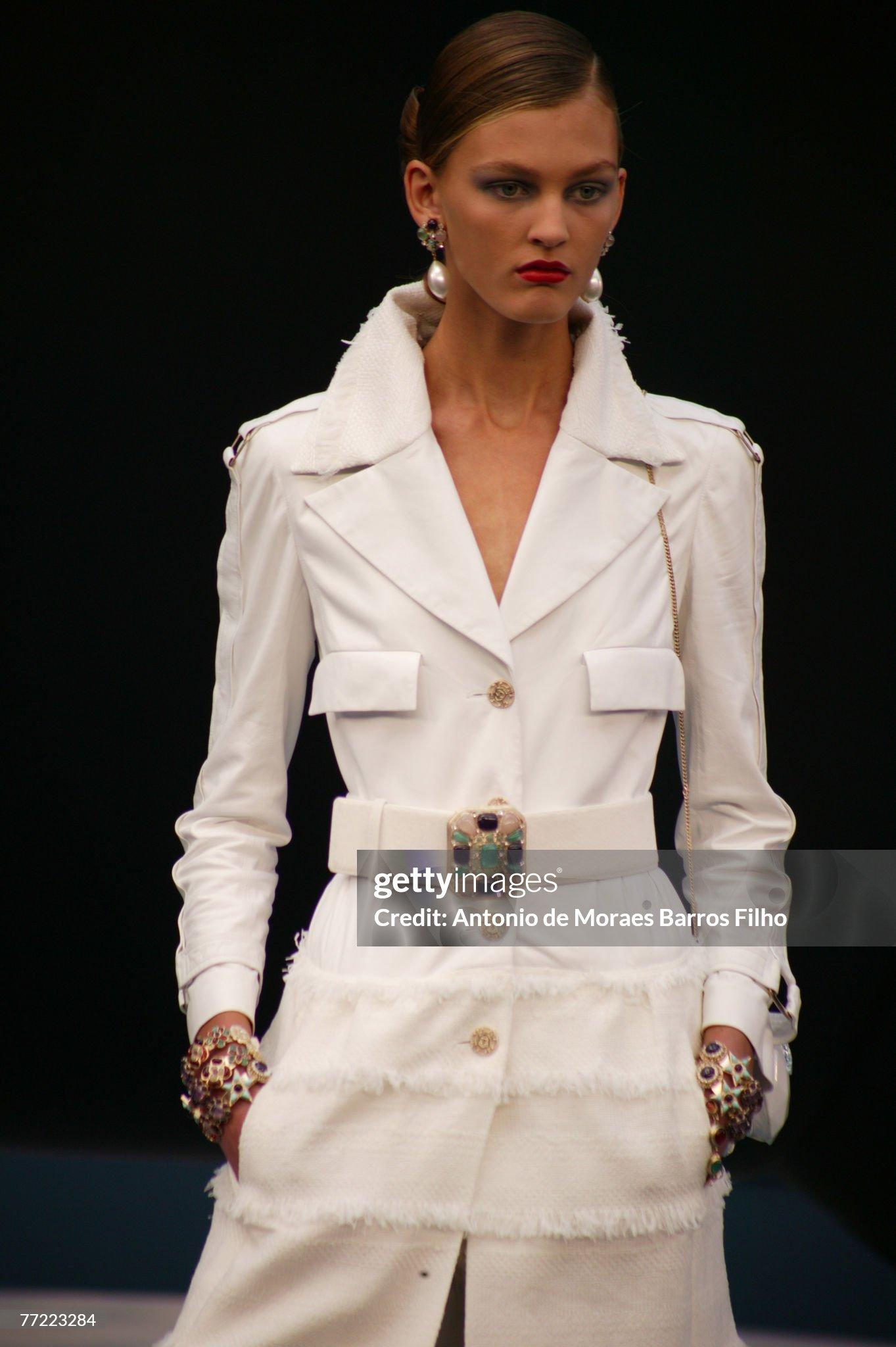 Gris CHANEL 12K$ Museum Rare Chain Trim Ecru Tweed Jacket 40 FR en vente