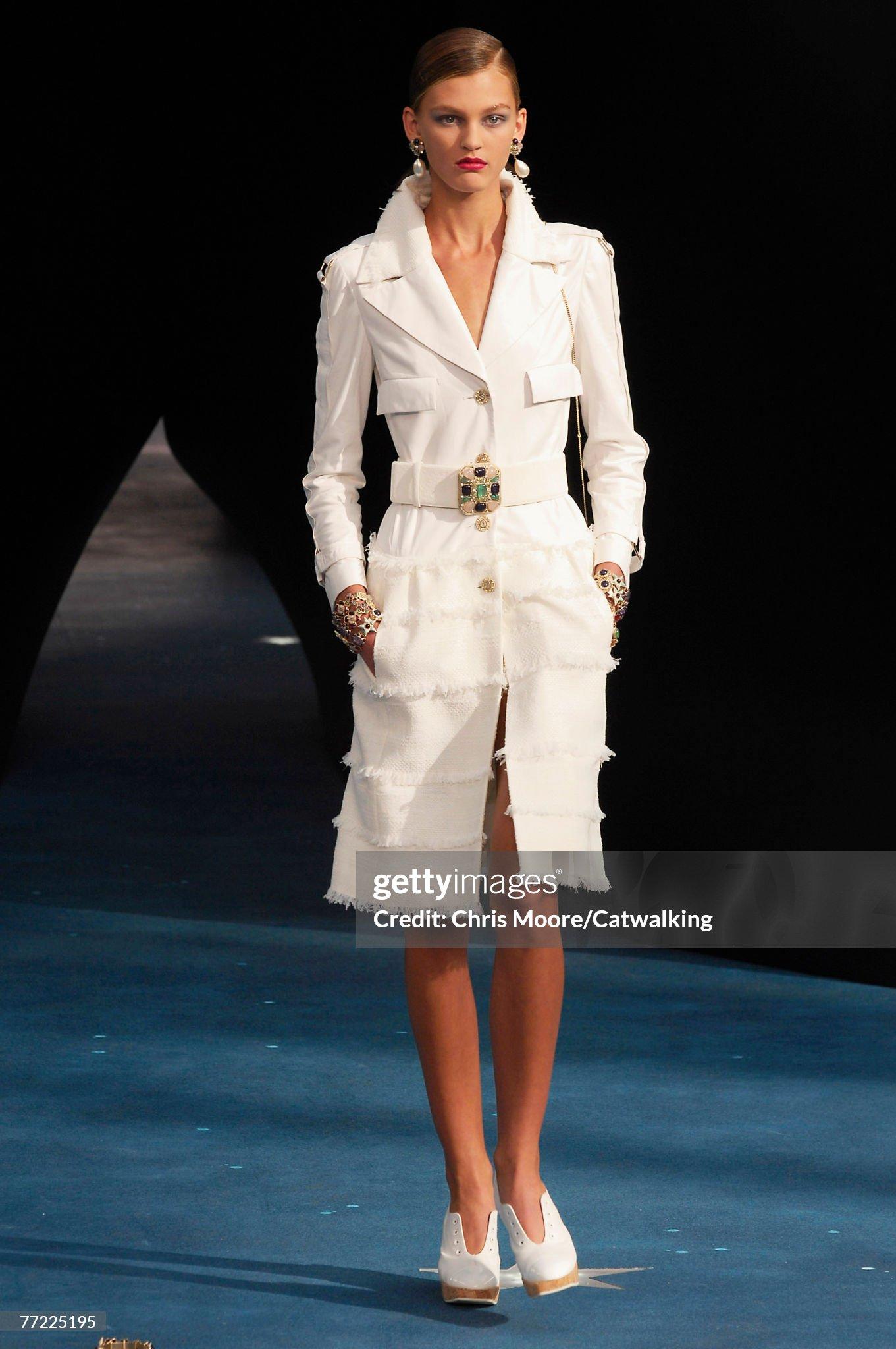 CHANEL 12K$ Museum Rare Chain Trim Ecru Tweed Jacket 40 FR Neuf - En vente à Dubai, AE