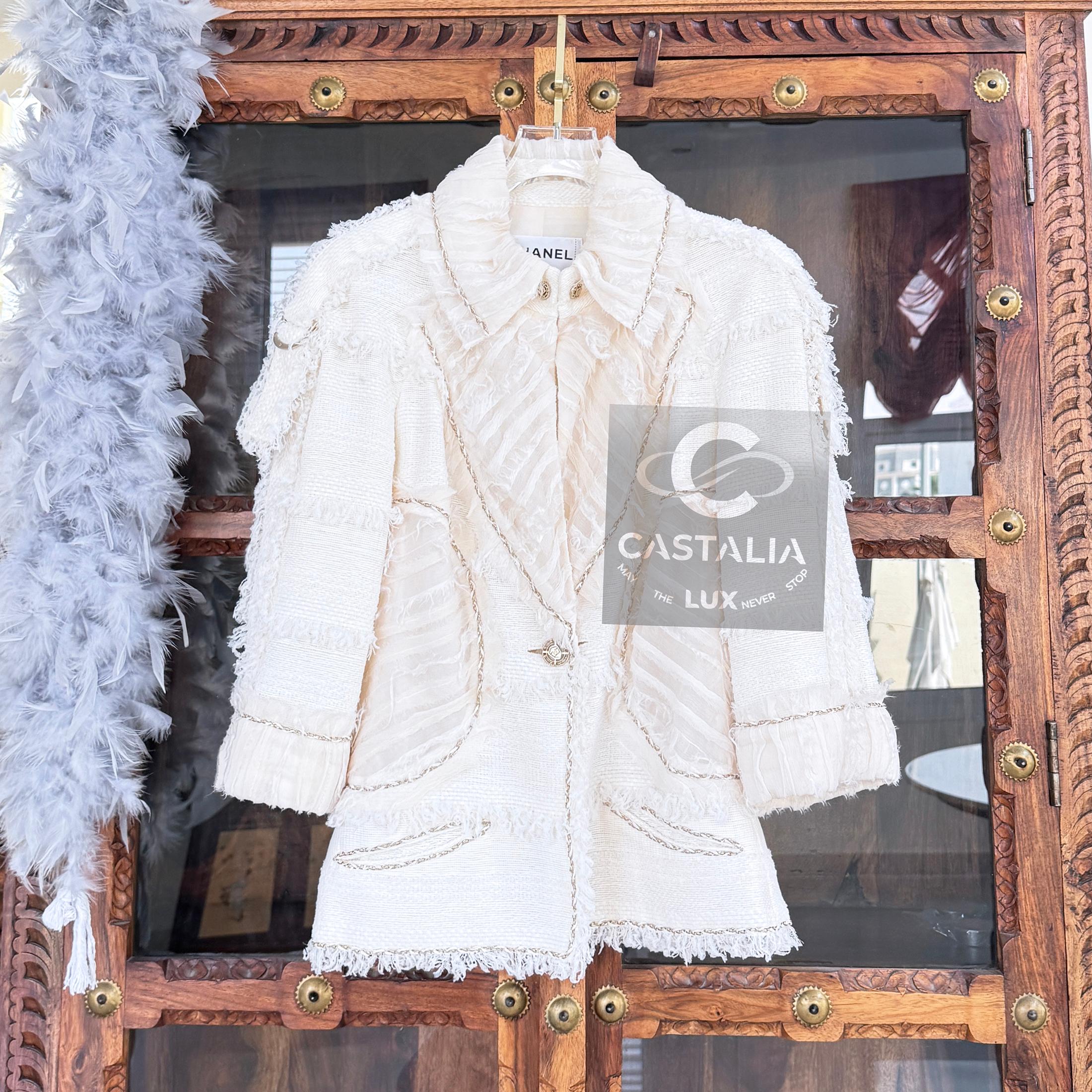 CHANEL 12K$ Museum Rare Chain Trim Ecru Tweed Jacket 40 FR Unisexe en vente