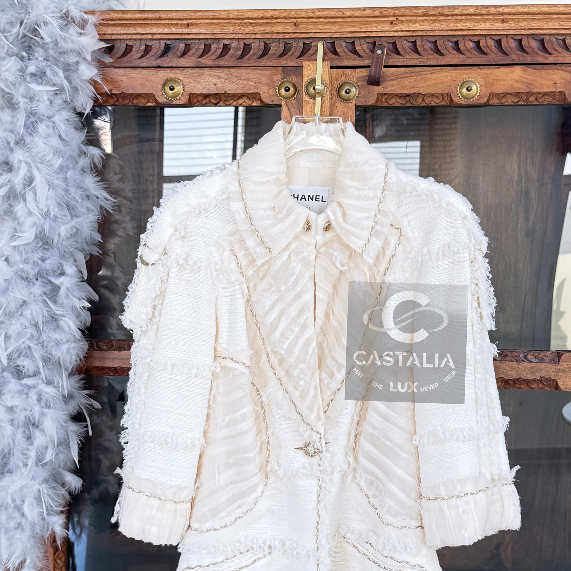 CHANEL 12K$ Museum Rare Chain Trim Ecru Tweed Jacket 40 FR en vente 1