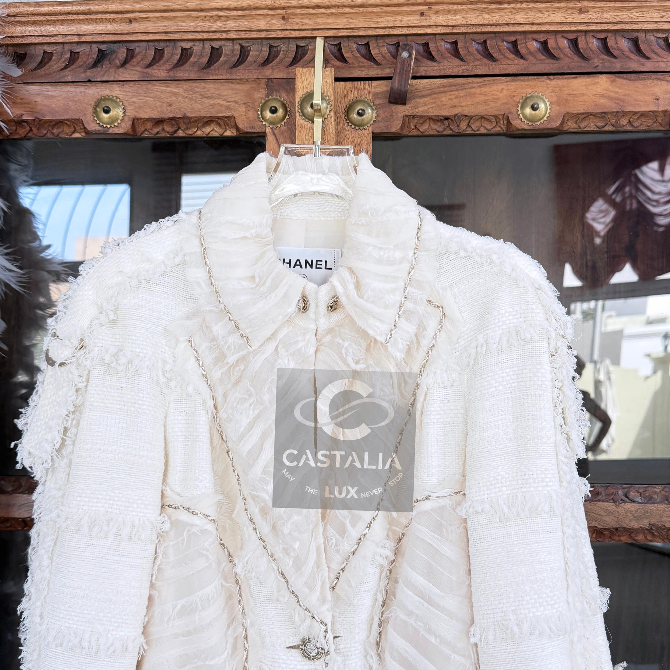 CHANEL 12K$ Museum Rare Chain Trim Ecru Tweed Jacket 40 FR en vente 2
