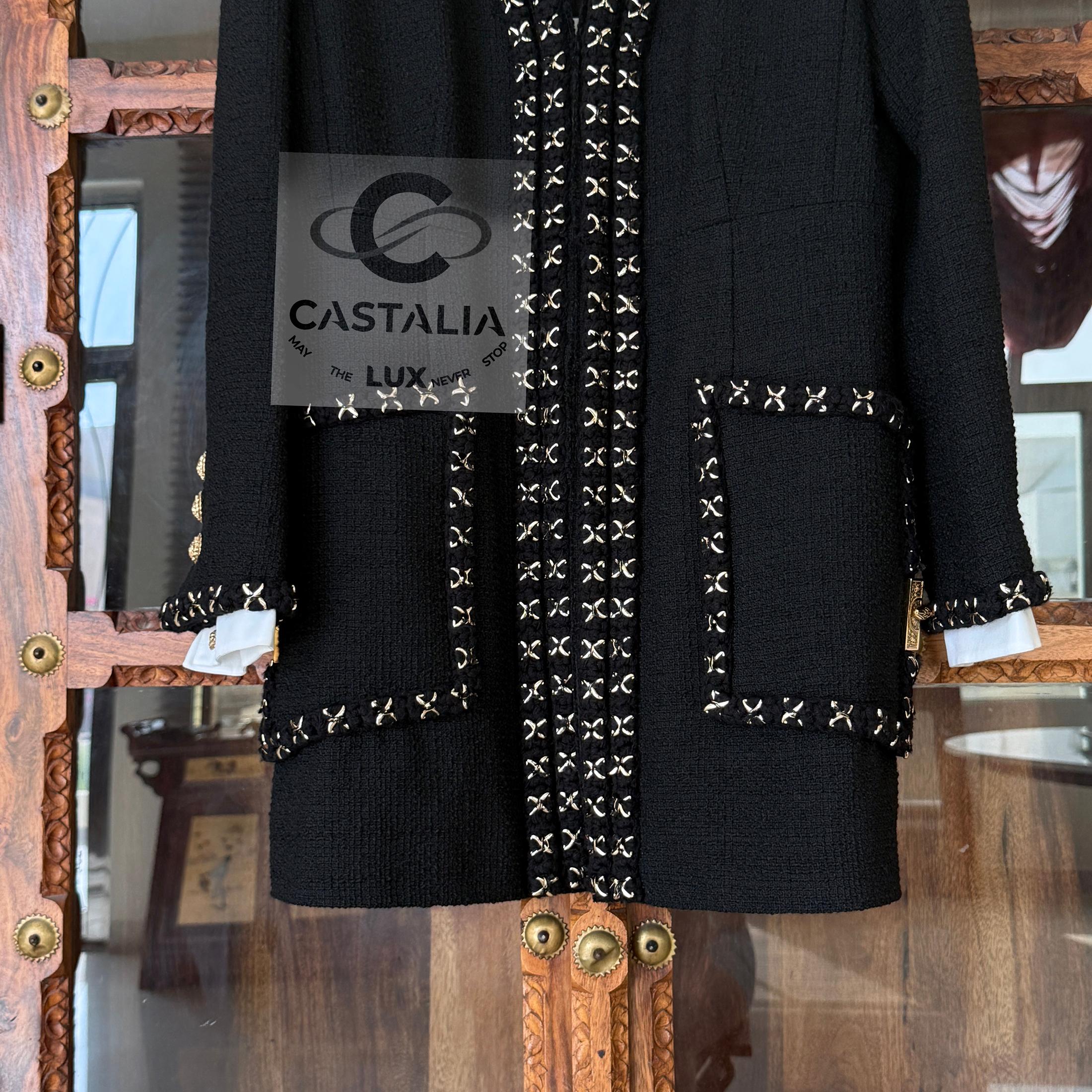 Chanel 12K$ Neu Paris / Cosmopolite Schwarze Tweedjacke mit Kettenbesatz 44 FR im Angebot 8