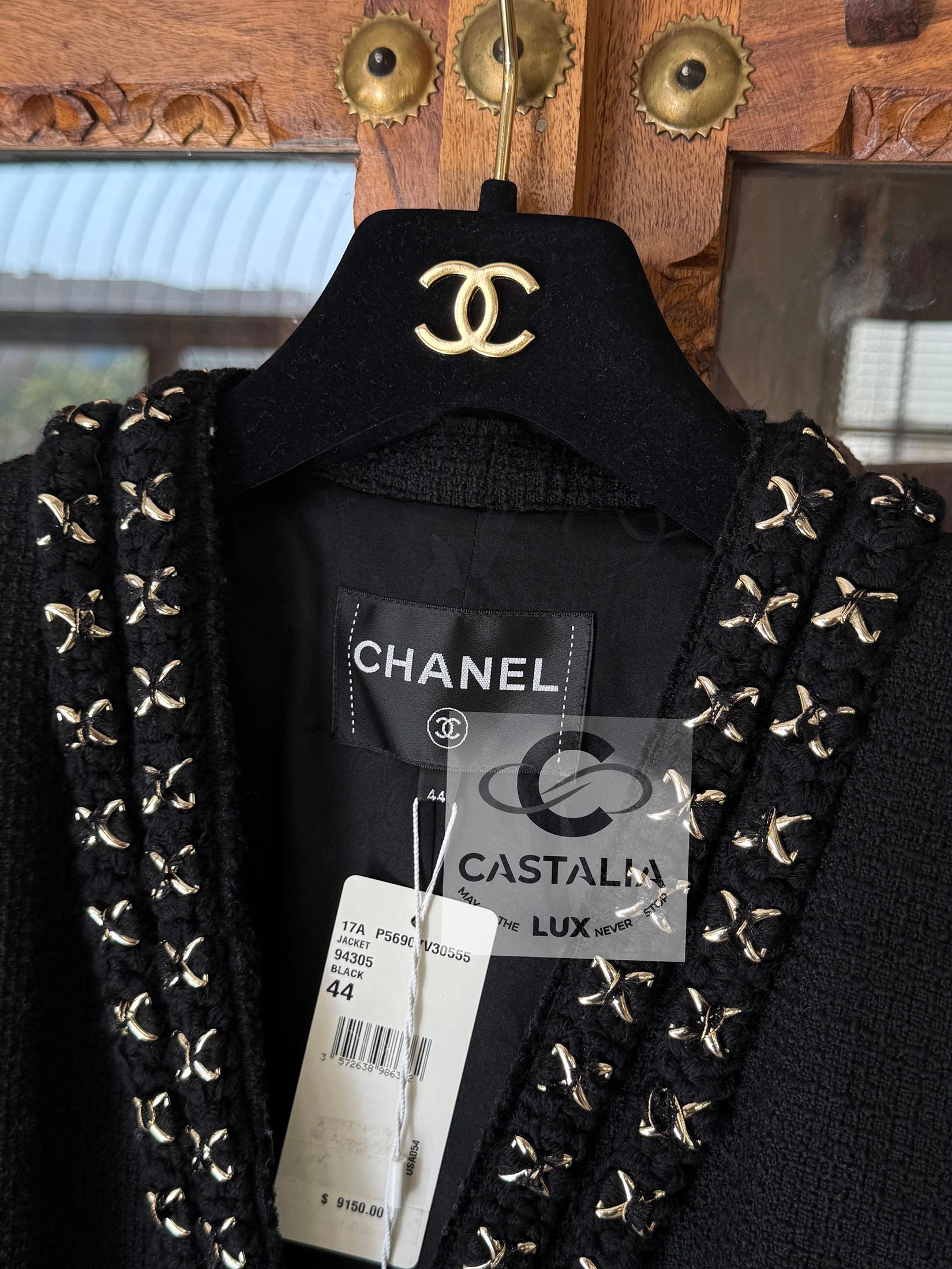 Chanel 12K$ Neu Paris / Cosmopolite Schwarze Tweedjacke mit Kettenbesatz 44 FR im Angebot 11
