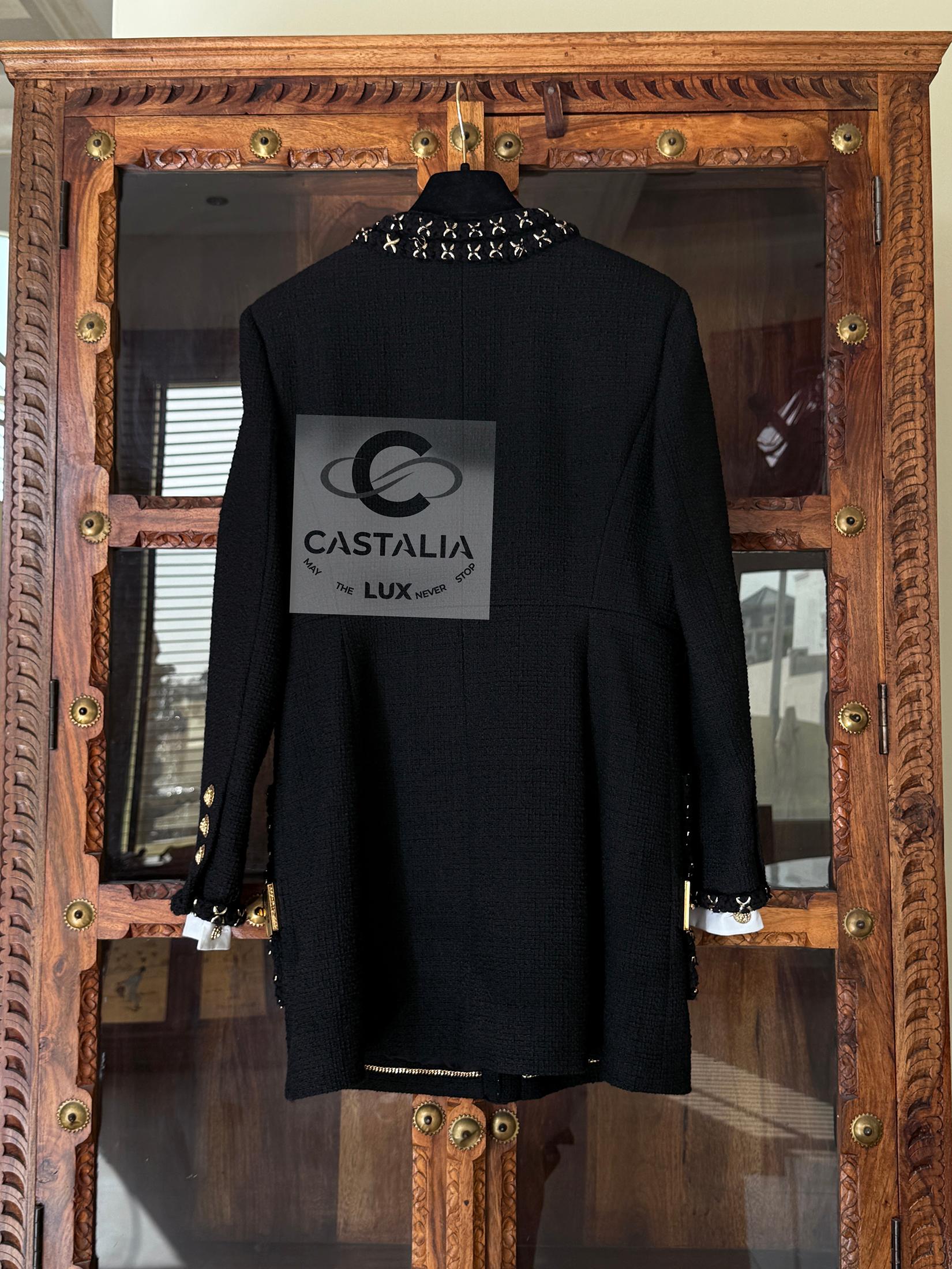 Chanel 12K$ Neu Paris / Cosmopolite Schwarze Tweedjacke mit Kettenbesatz 44 FR im Angebot 13