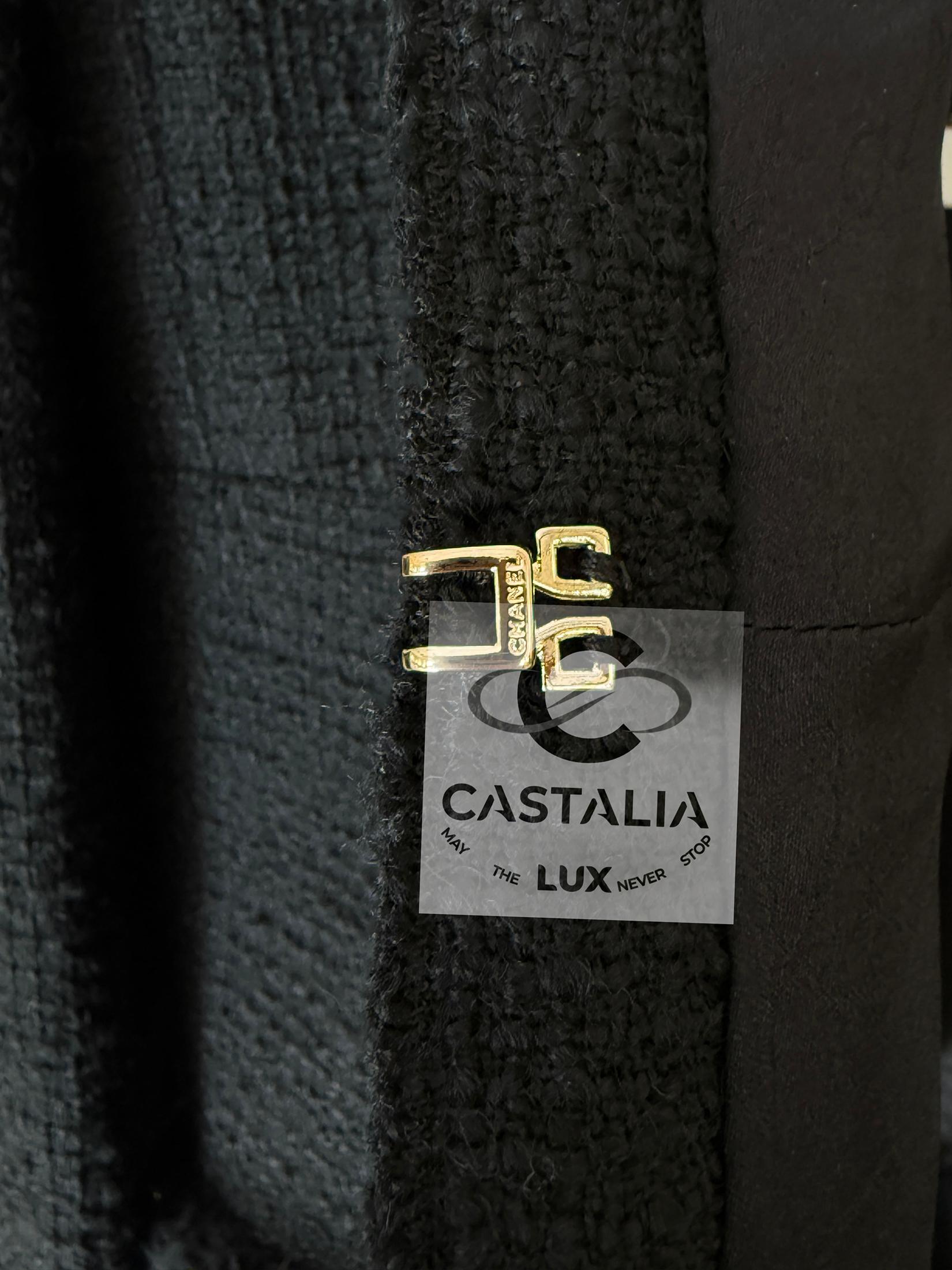 Chanel 12K$ Neu Paris / Cosmopolite Schwarze Tweedjacke mit Kettenbesatz 44 FR im Angebot 14