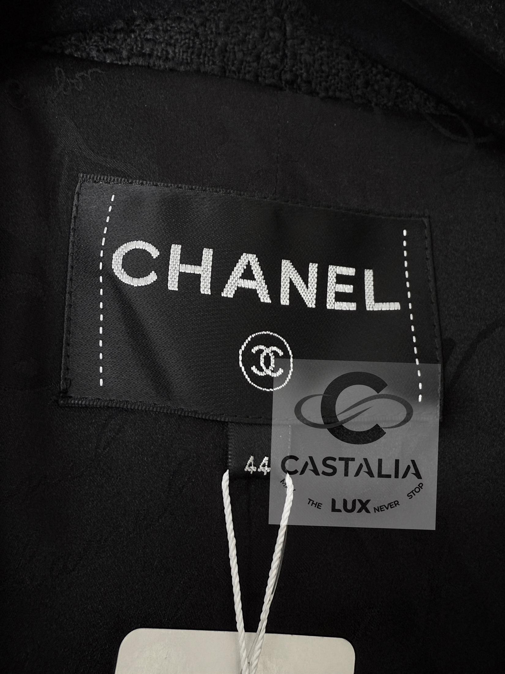 Chanel 12K$ Neu Paris / Cosmopolite Schwarze Tweedjacke mit Kettenbesatz 44 FR im Angebot 15