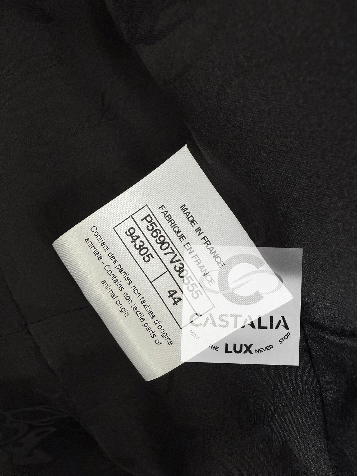 Chanel 12K$ Neu Paris / Cosmopolite Schwarze Tweedjacke mit Kettenbesatz 44 FR im Angebot 16