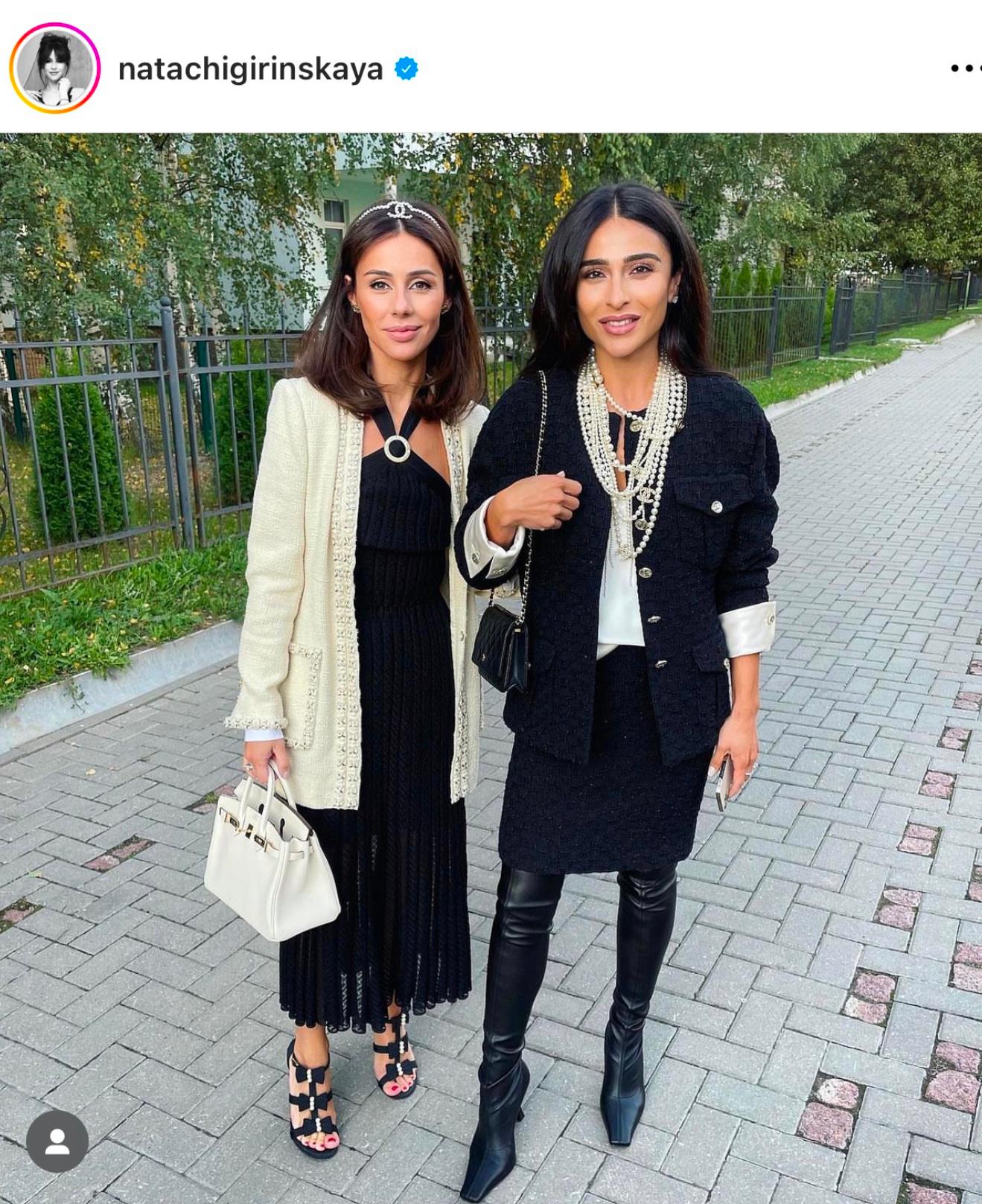 Chanel 12K$ Neu Paris / Cosmopolite Schwarze Tweedjacke mit Kettenbesatz 44 FR für Damen oder Herren im Angebot
