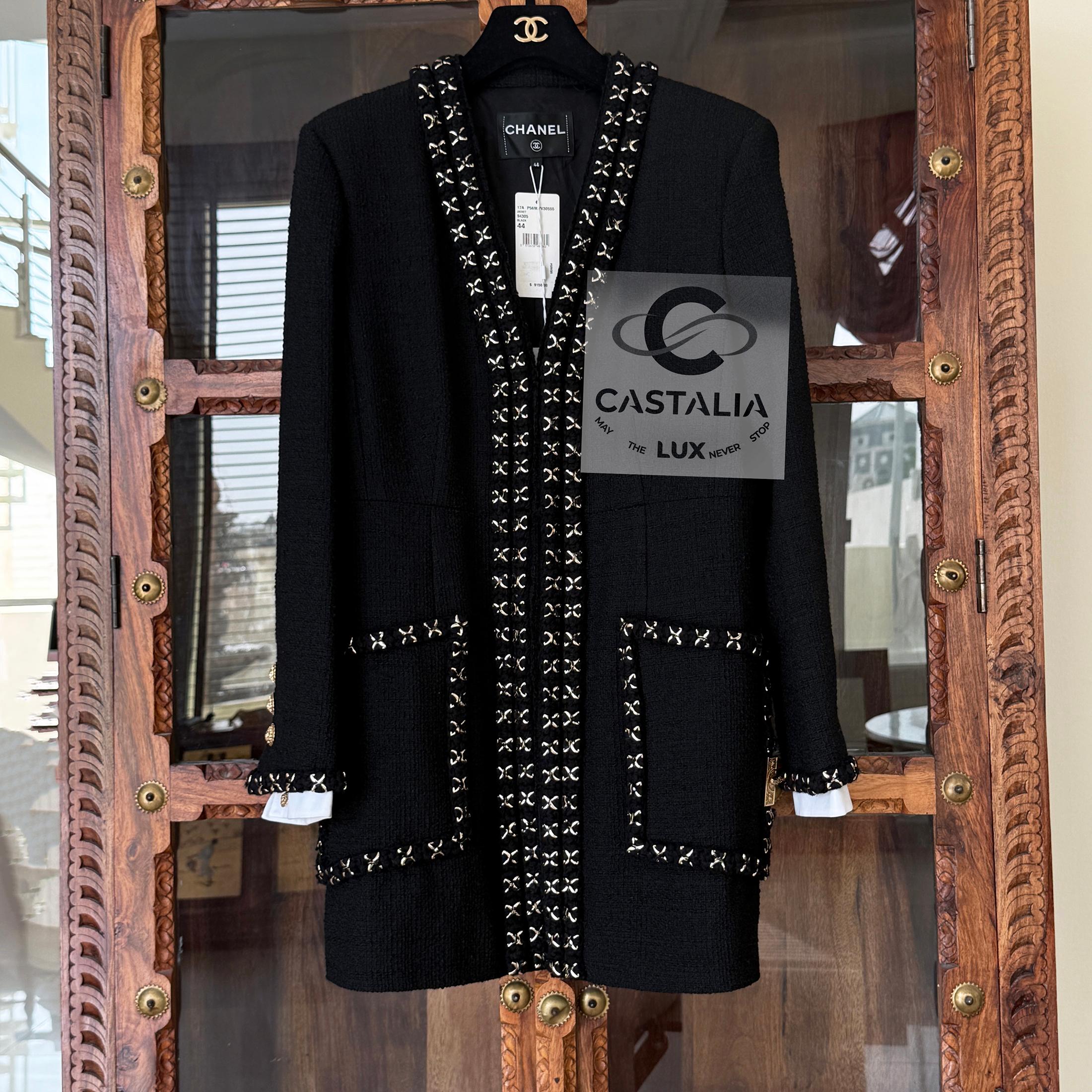 Chanel 12K$ Neu Paris / Cosmopolite Schwarze Tweedjacke mit Kettenbesatz 44 FR im Angebot 1