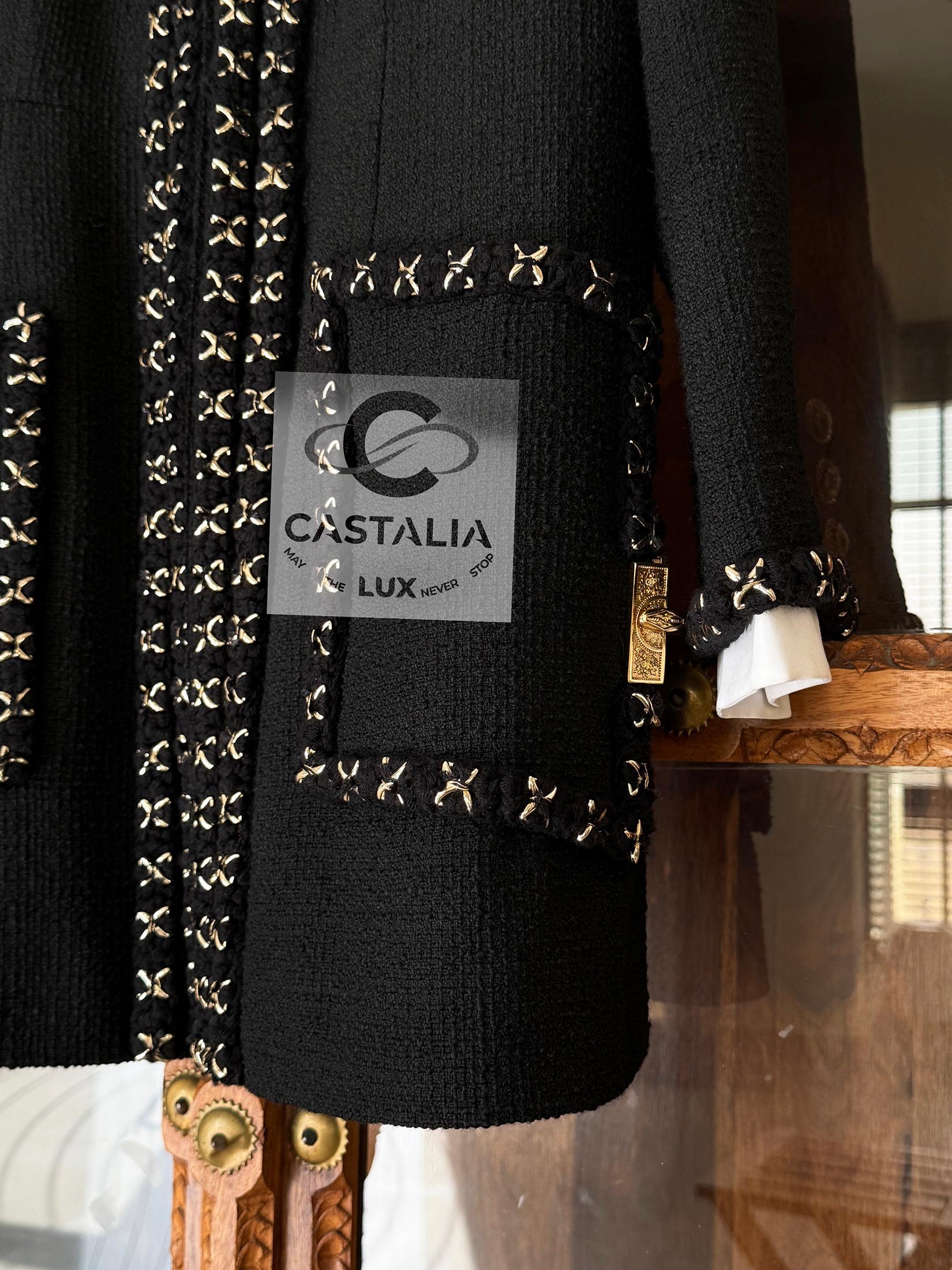 Chanel 12K$ Neu Paris / Cosmopolite Schwarze Tweedjacke mit Kettenbesatz 44 FR im Angebot 3