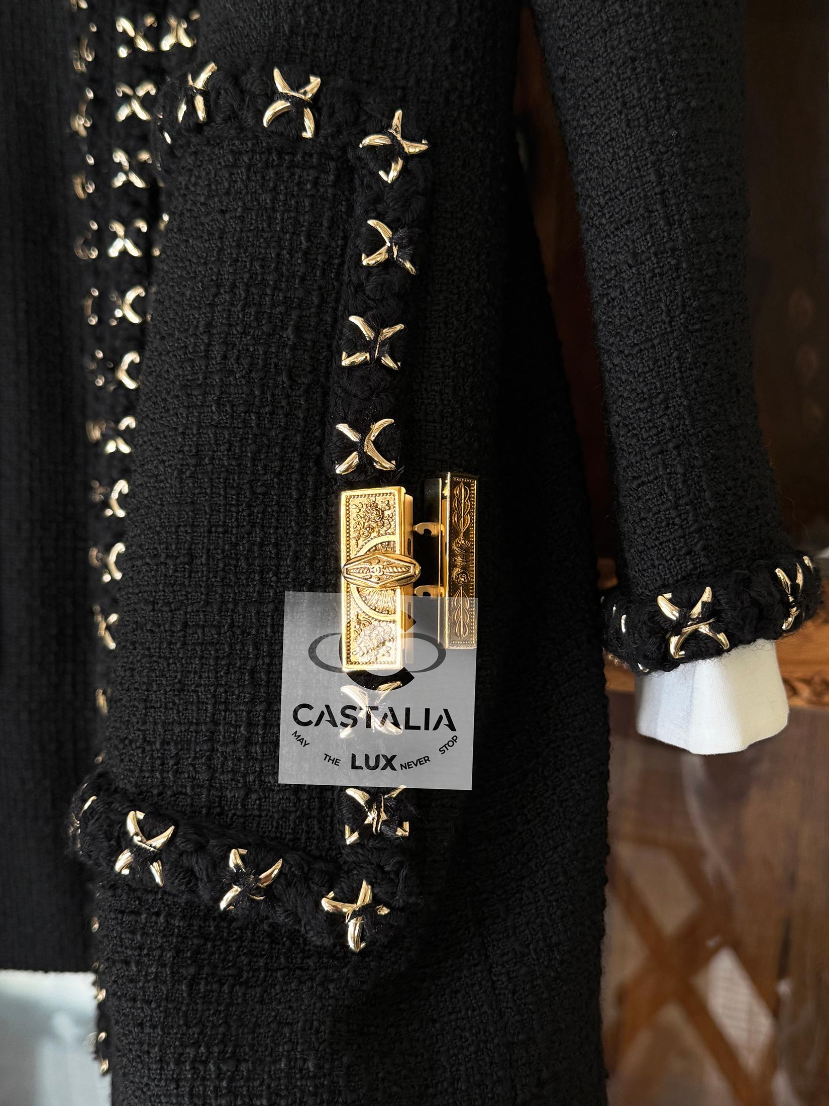 Chanel 12K$ Neu Paris / Cosmopolite Schwarze Tweedjacke mit Kettenbesatz 44 FR im Angebot 4