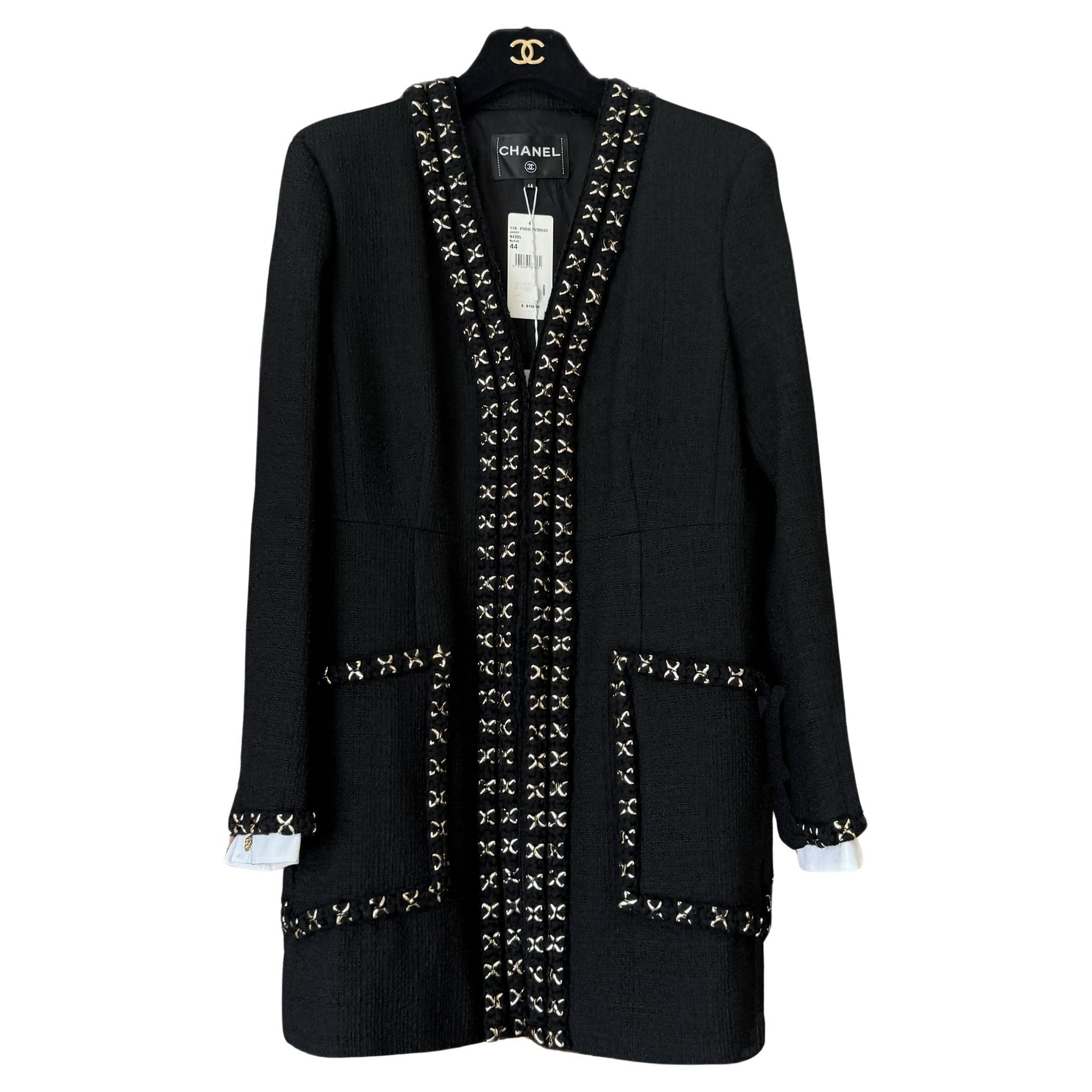 Chanel 12K$ Neu Paris / Cosmopolite Schwarze Tweedjacke mit Kettenbesatz 44 FR im Angebot