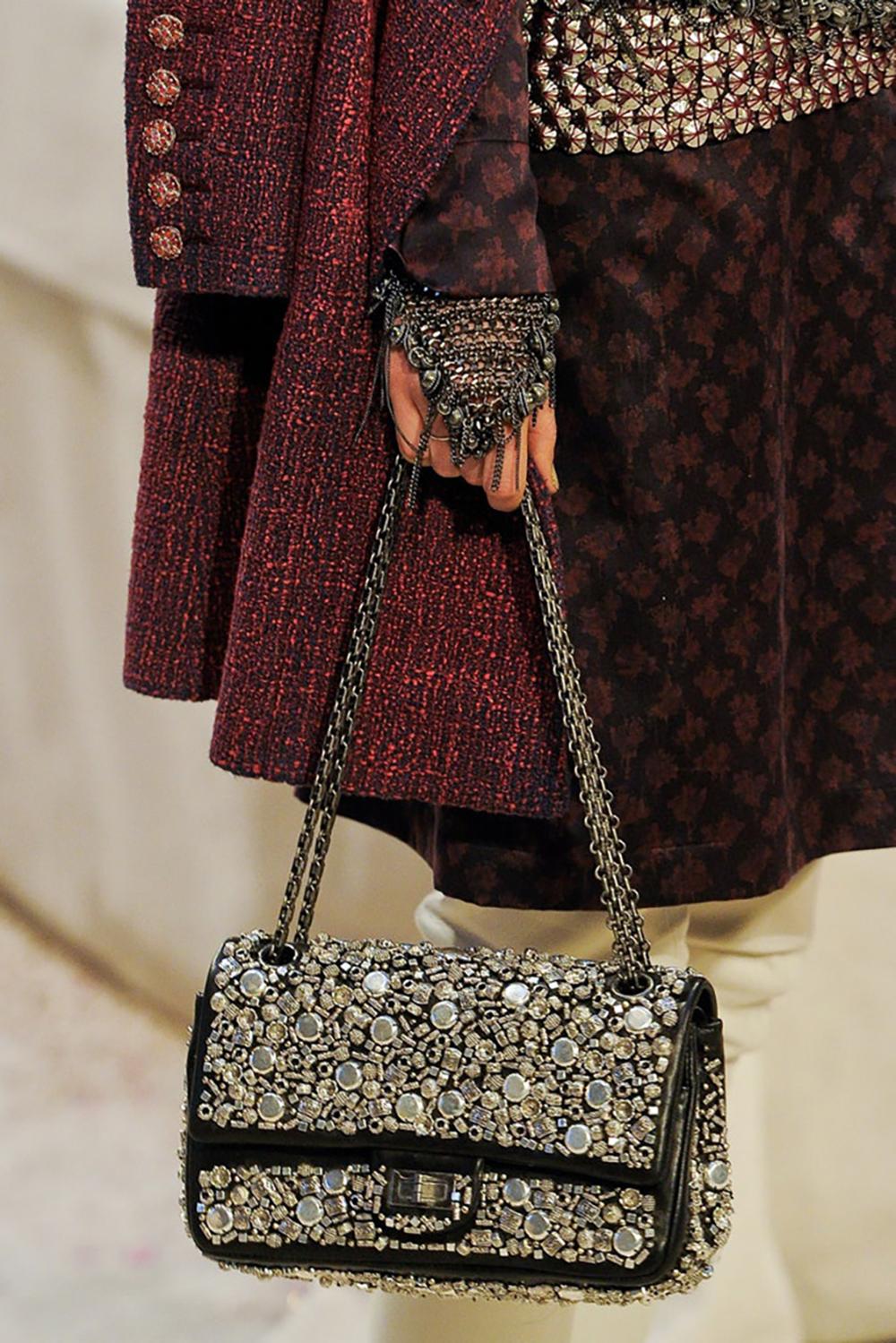 Noir Chanel 12K$ Paris / Bombay Runway Tweed Coat 48 FR en vente