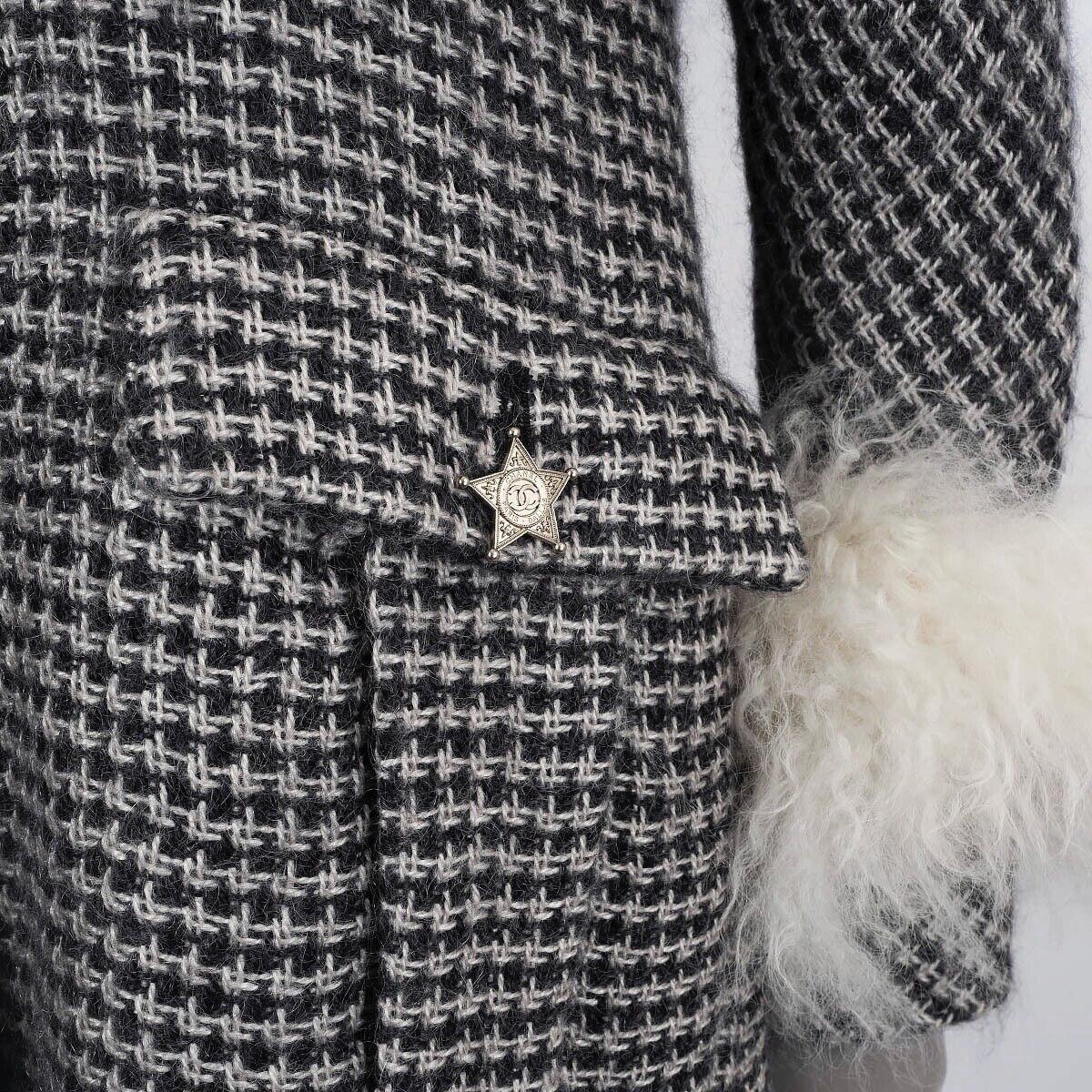 Chanel 12K Paris / Dallas Laufsteg CC Tweed-Mantel mit Knöpfen aus Tweed im Angebot 8