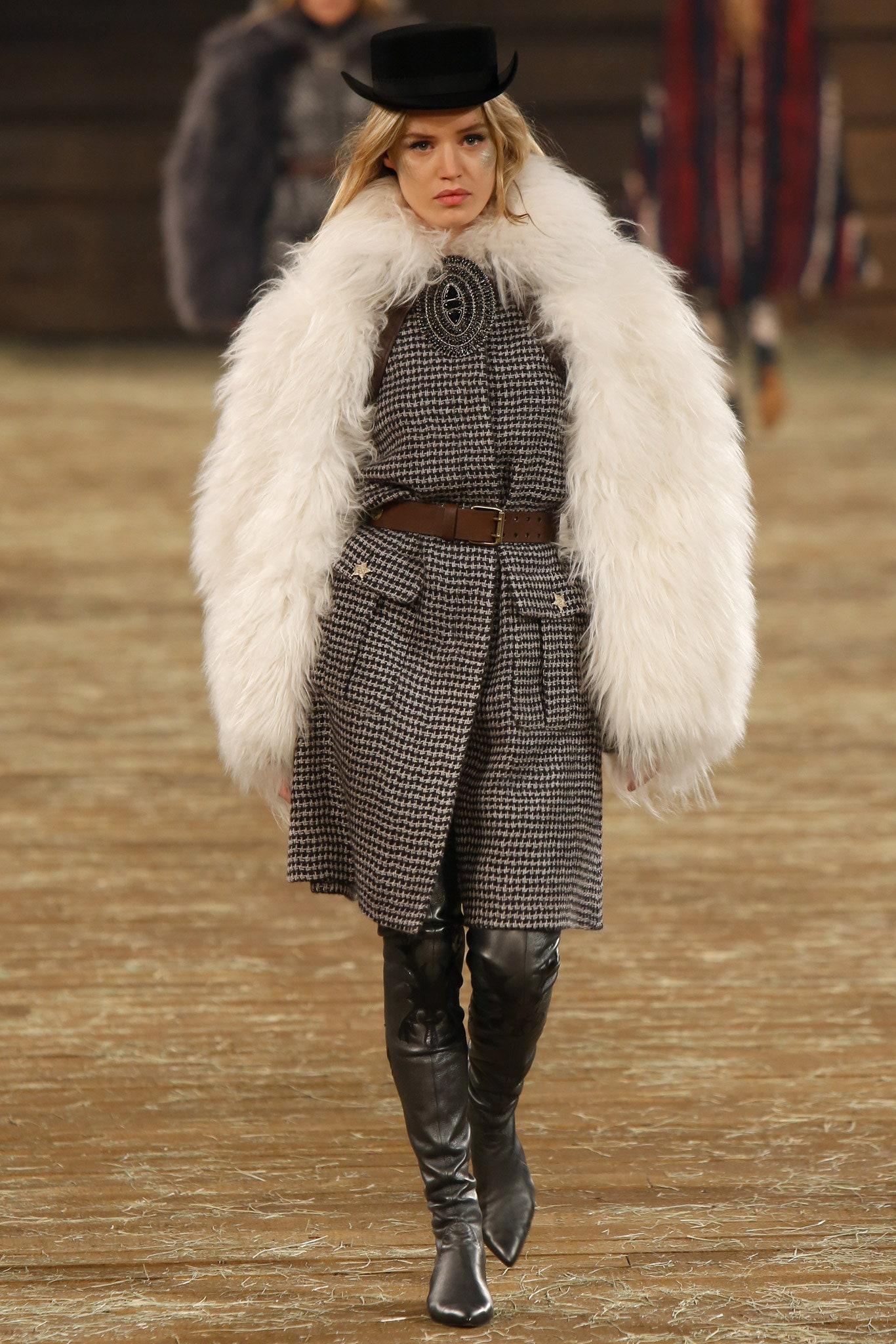 Atemberaubender Chanel Tweed-Mantel mit mongolischem Lamm-Akzent von Runway of Paris / DALLAS Collection'S, 2014 Metiers d'Art
- Gesehen bei Georgie Jagger auf dem Laufsteg
- CC-Logo 