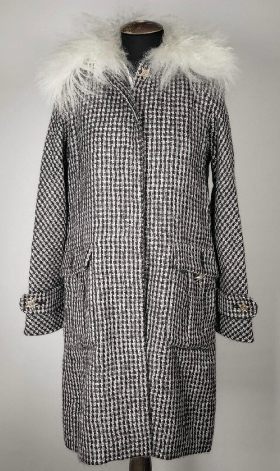 Chanel 12K Paris / Dallas Laufsteg CC Tweed-Mantel mit Knöpfen aus Tweed im Angebot 3