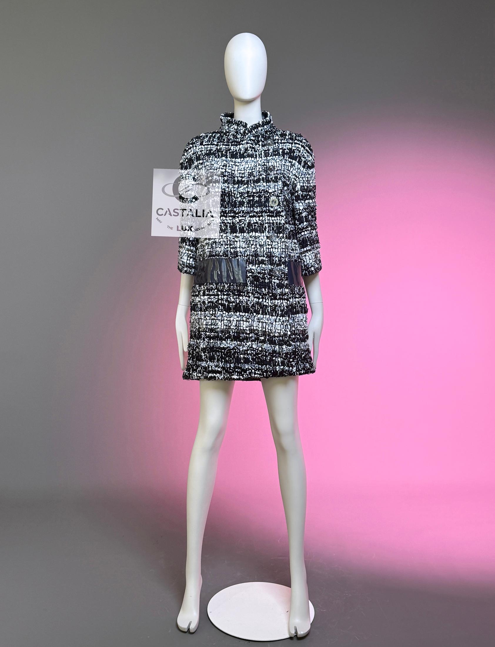 Chanel 12K$ Parigi / Seoul Giacca in tweed con nastro nero 40 FR in vendita 3