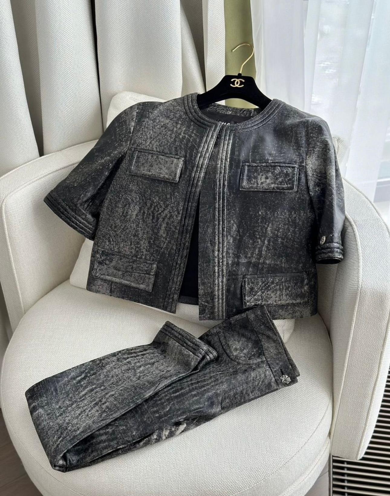 Chanel 12K$ Runway Grey Leather Jacket and Trousers Ensemble In Excellent Condition For Sale In Dubai, AE