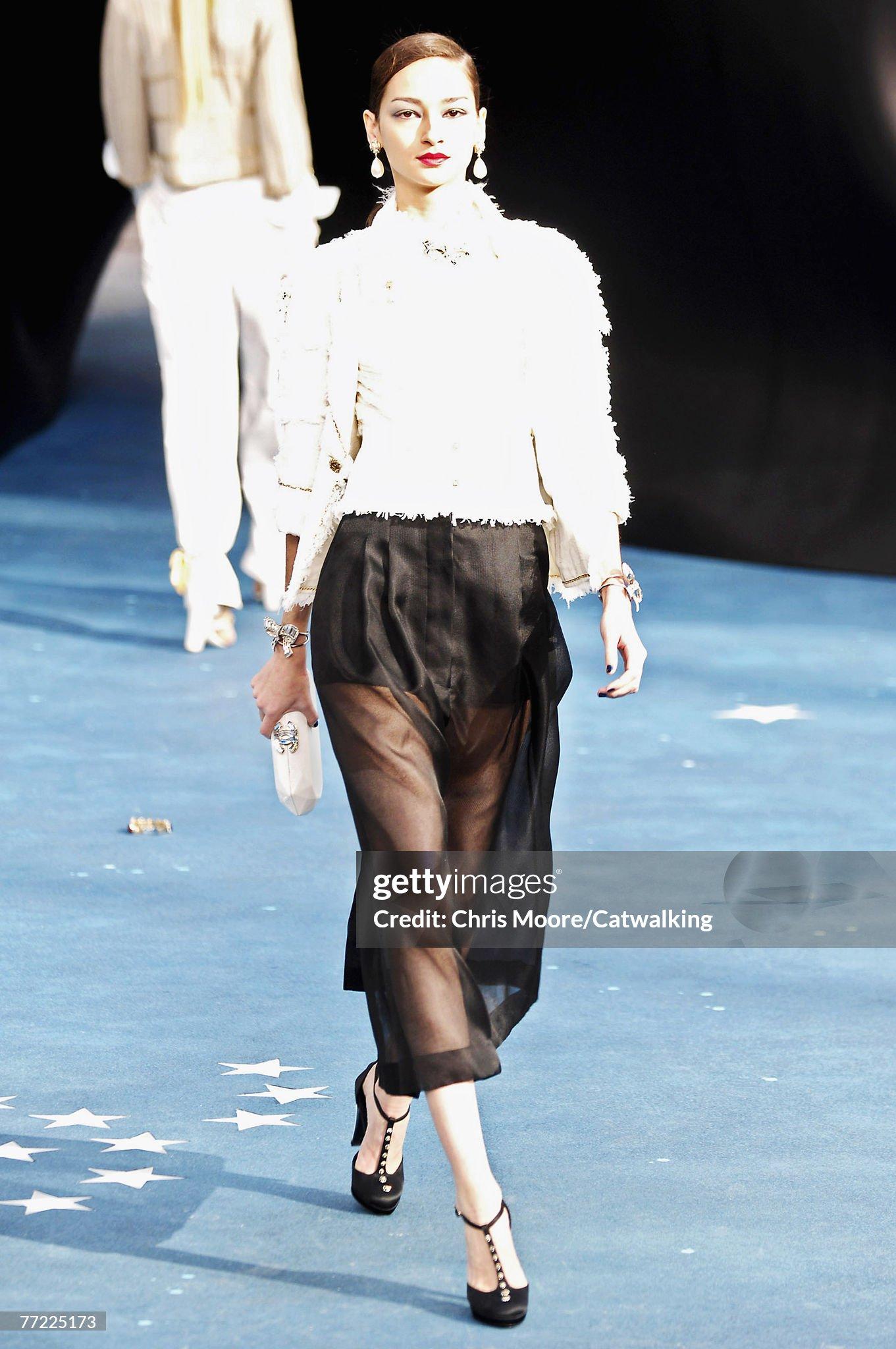 Rarissime veste Chanel en tweed écru avec ornementation en maillons de chaîne ~ du défilé de la collection printemps 2008 ~ par Karl Lagerfeld
~ pièce d'une beauté paradisiaque pour les vrais collectionneurs de Chanel !
Taille 40 FR / Etat : jamais